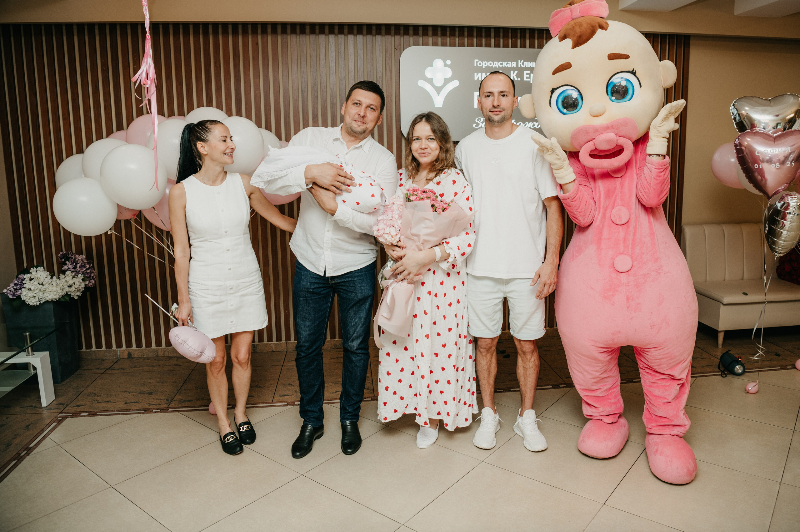Выписка Софии в ГКБ Ерамишанцева. Фотограф на выписку из роддома в Москве и МО