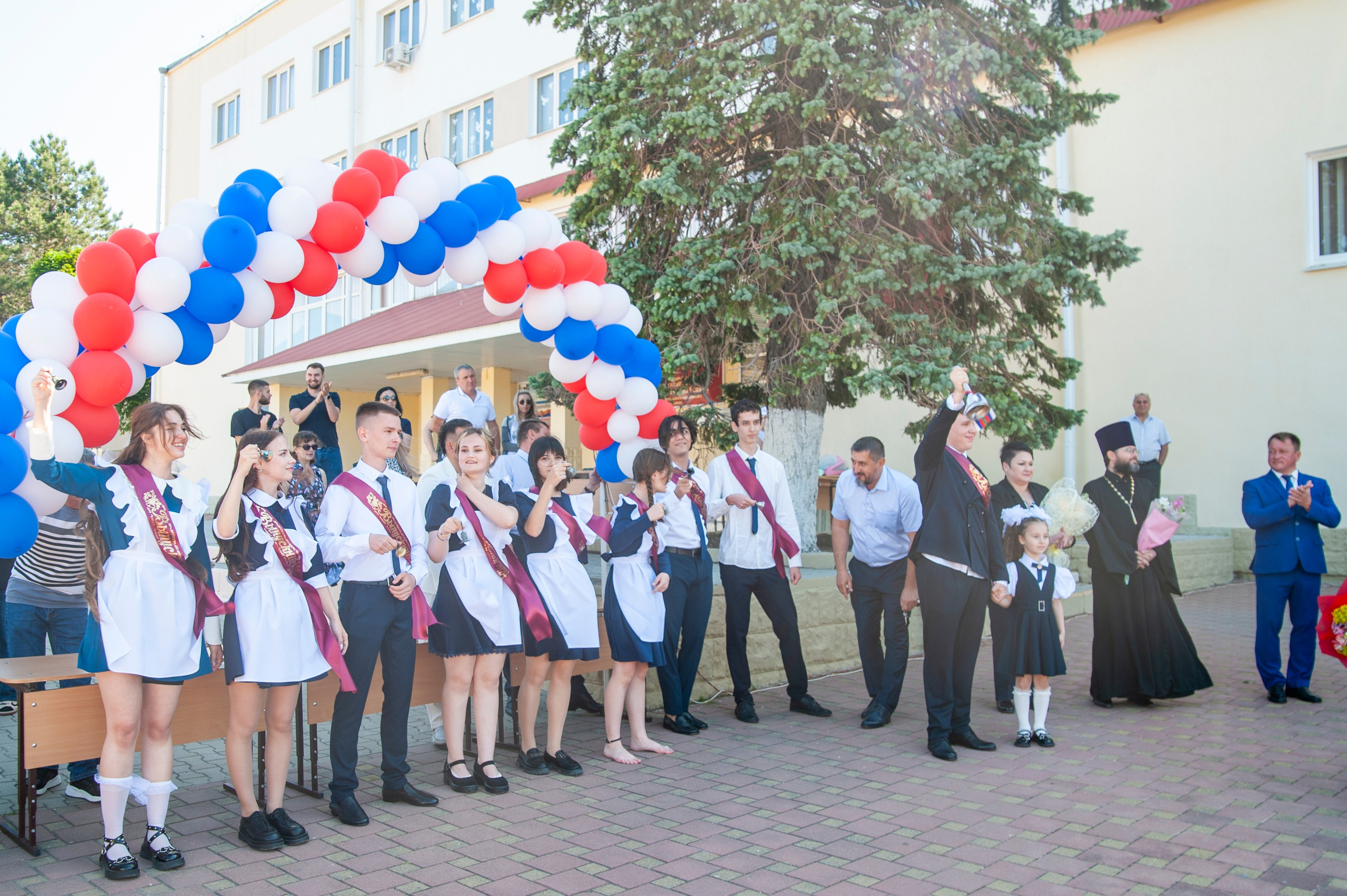 Последний Звонок МАОУ СОШ № 17 им. Эдуарда Есаяна — Архипо-Осиповка. Свадебный и семейный фотограф Денис Лукьянов в Краснодаре, Краснодарском крае и Республике Крым