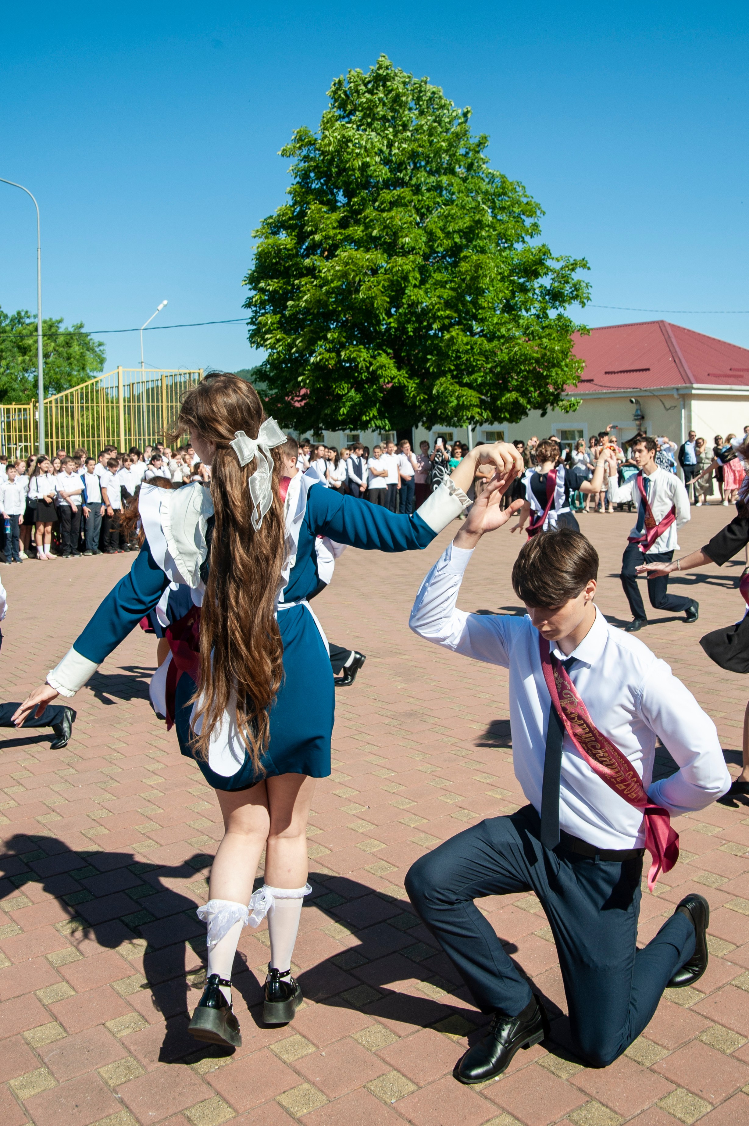 Последний Звонок МАОУ СОШ № 17 им. Эдуарда Есаяна — Архипо-Осиповка. Свадебный и семейный фотограф Денис Лукьянов в Краснодаре, Краснодарском крае и Республике Крым