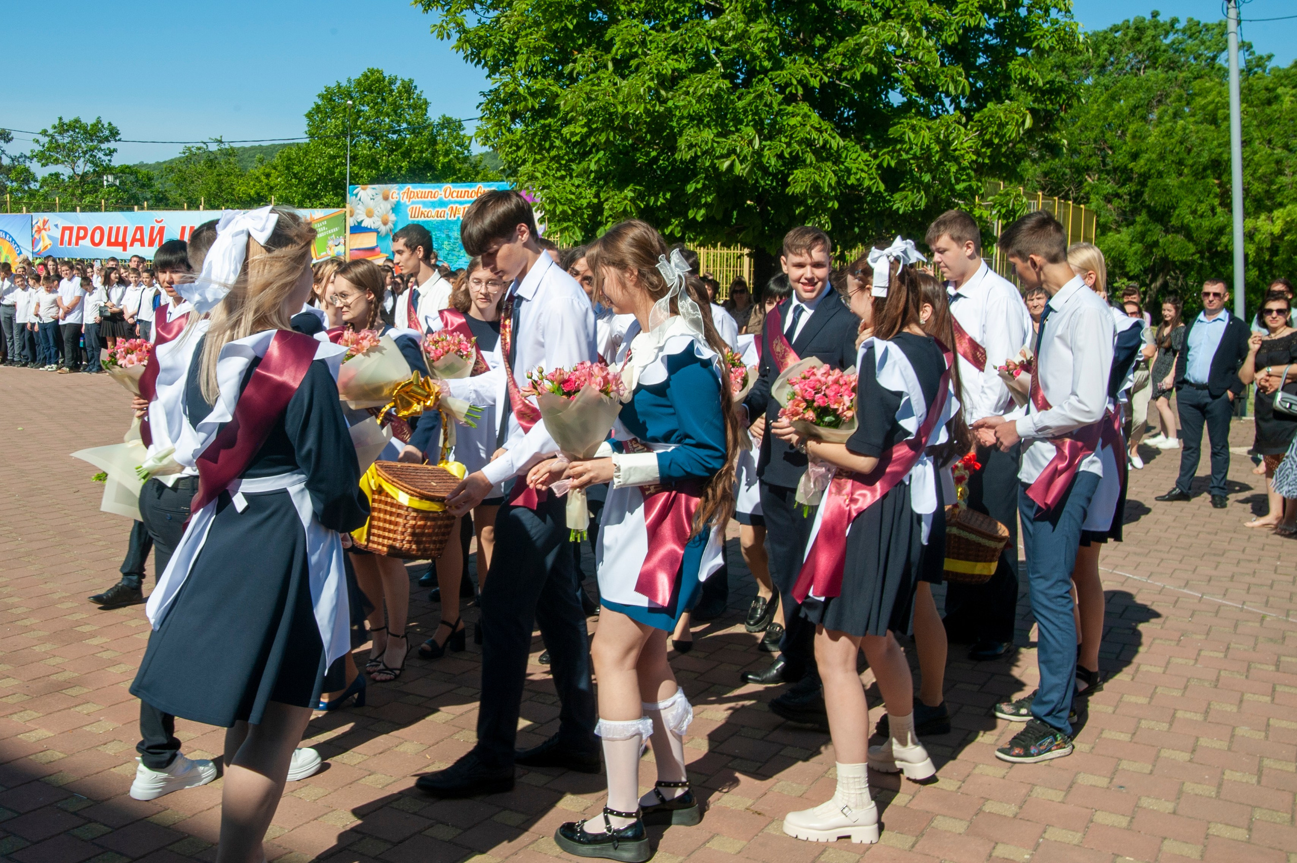 Последний Звонок МАОУ СОШ № 17 им. Эдуарда Есаяна — Архипо-Осиповка. Свадебный и семейный фотограф Денис Лукьянов в Краснодаре, Краснодарском крае и Республике Крым