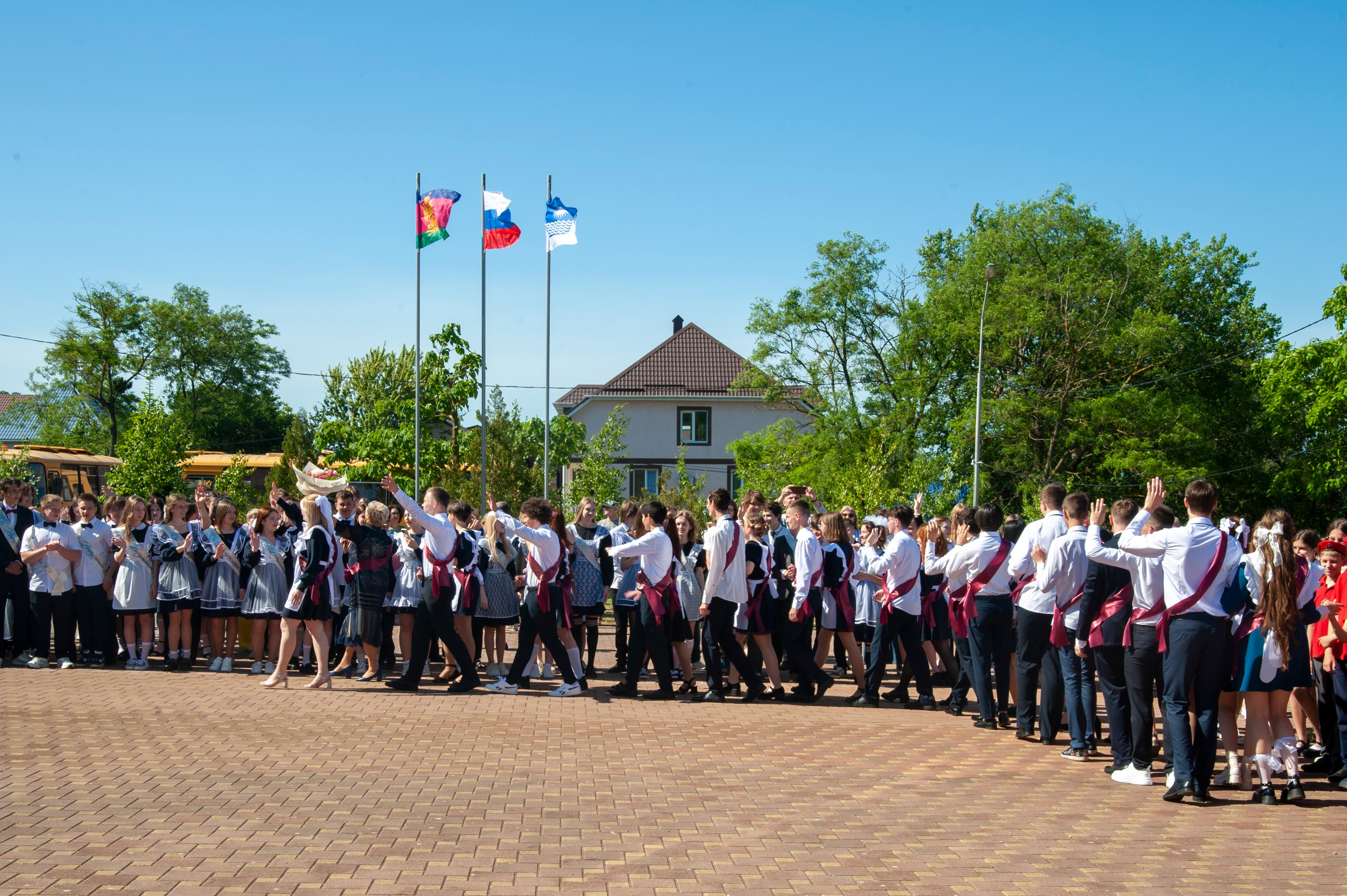 Последний Звонок МАОУ СОШ № 17 им. Эдуарда Есаяна — Архипо-Осиповка. Свадебный и семейный фотограф Денис Лукьянов в Краснодаре, Краснодарском крае и Республике Крым