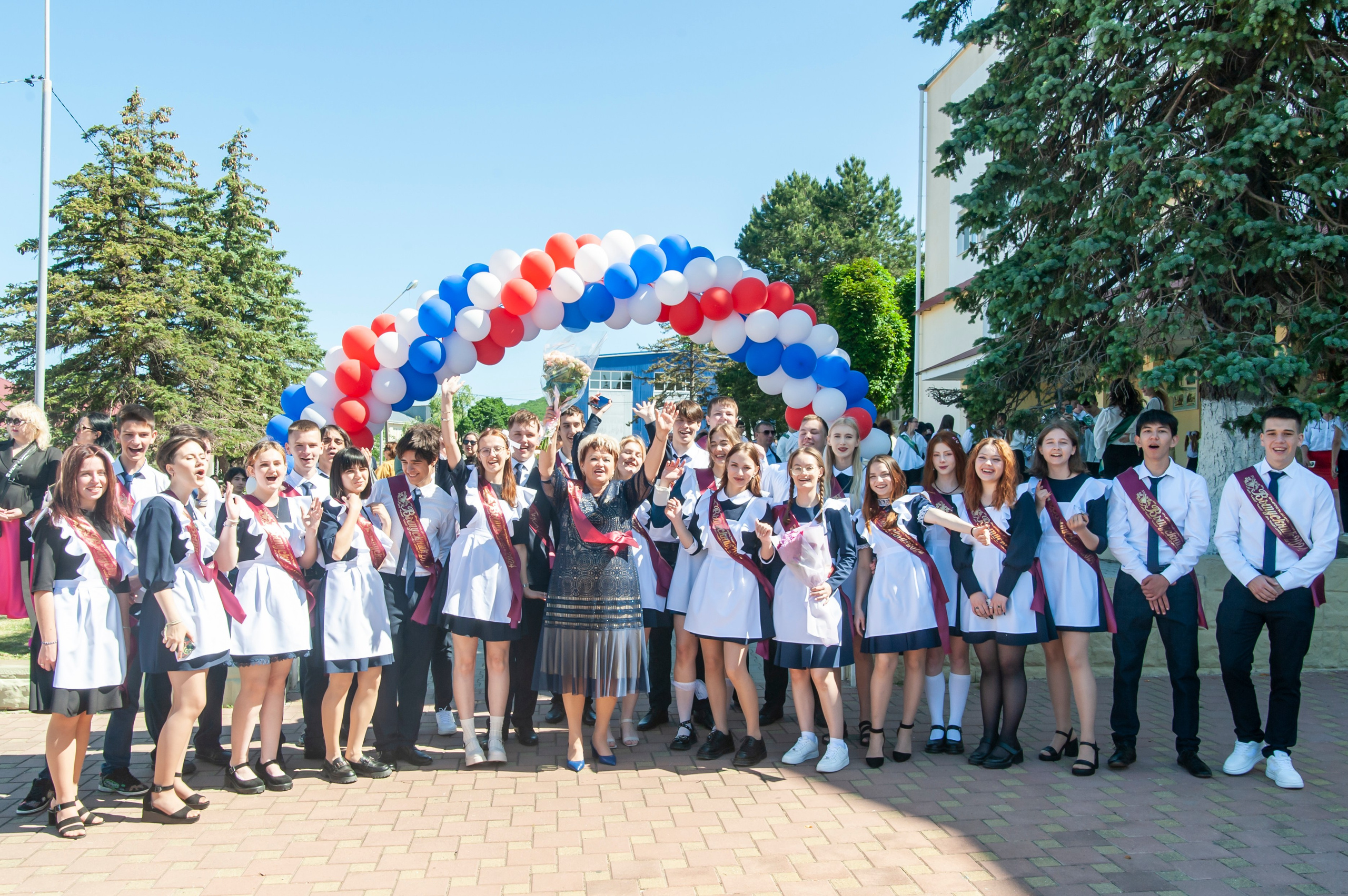 Последний Звонок МАОУ СОШ № 17 им. Эдуарда Есаяна — Архипо-Осиповка. Свадебный и семейный фотограф Денис Лукьянов в Краснодаре, Краснодарском крае и Республике Крым