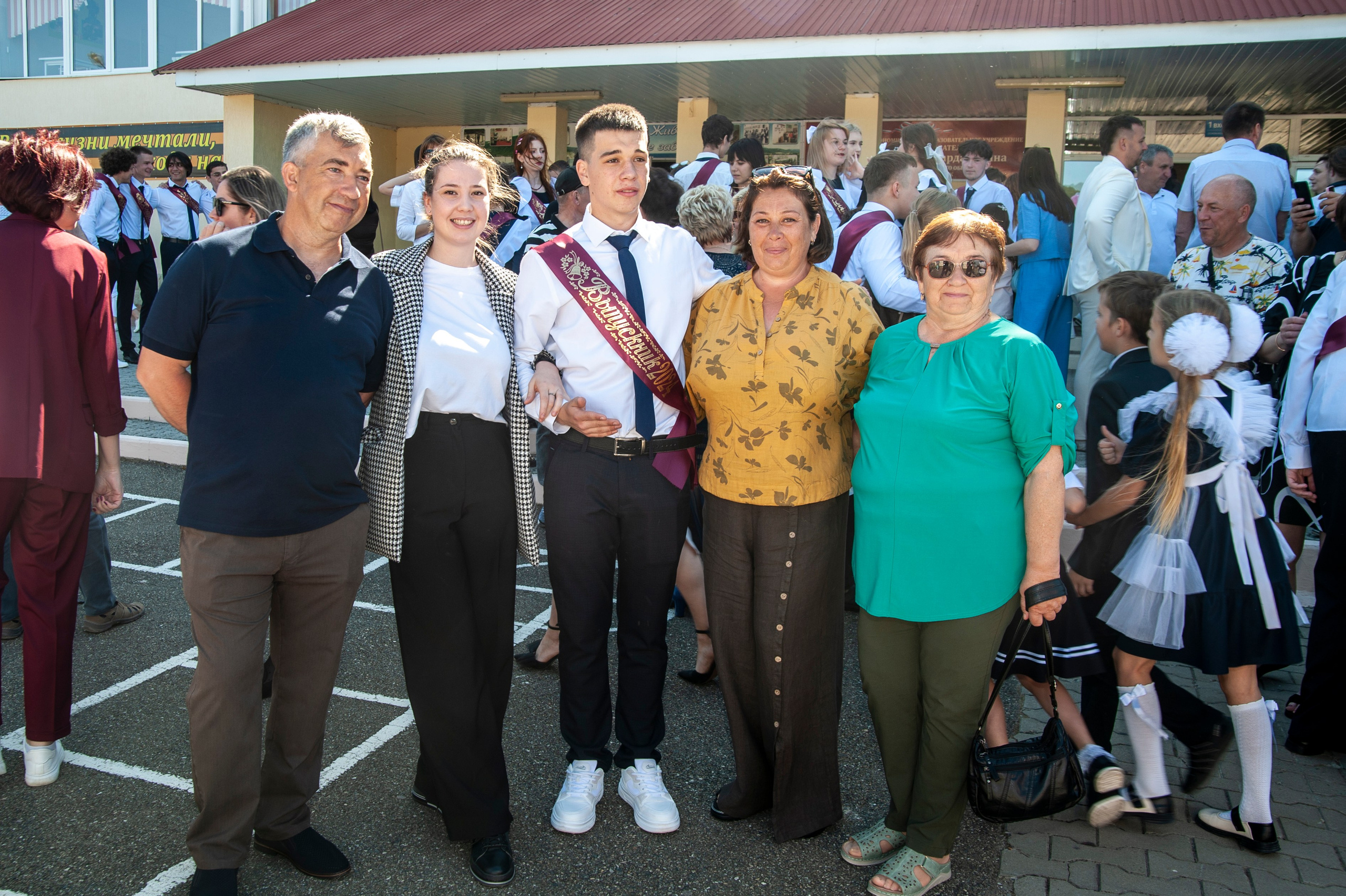 Последний Звонок МАОУ СОШ № 17 им. Эдуарда Есаяна — Архипо-Осиповка. Свадебный и семейный фотограф Денис Лукьянов в Краснодаре, Краснодарском крае и Республике Крым