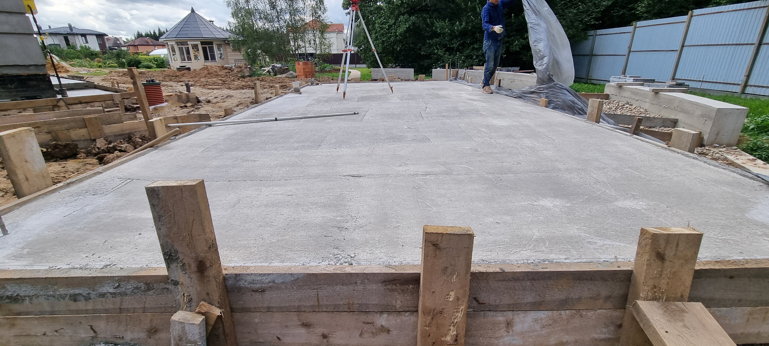 Заливка бетонных дорожек — ровные, прочные и функциональные пути для передвижения по участку.