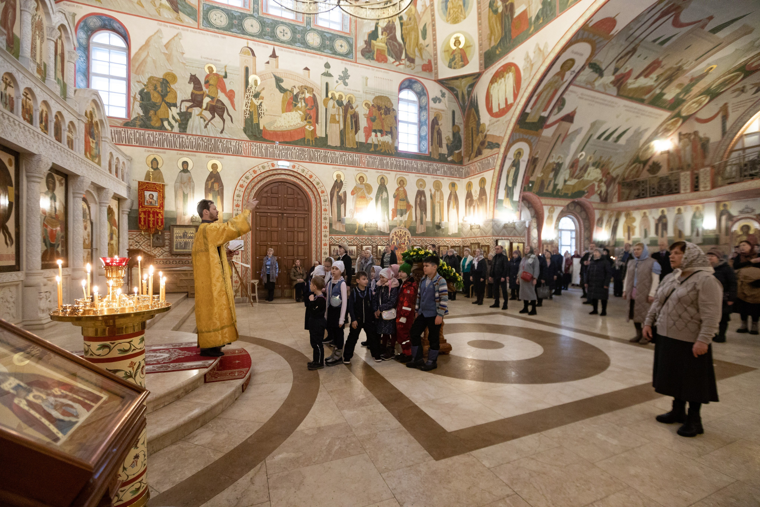 Праздничное богослужение Святителю Николаю 19 декабря. Интерьерный фотограф в Москве Роман Потапов
