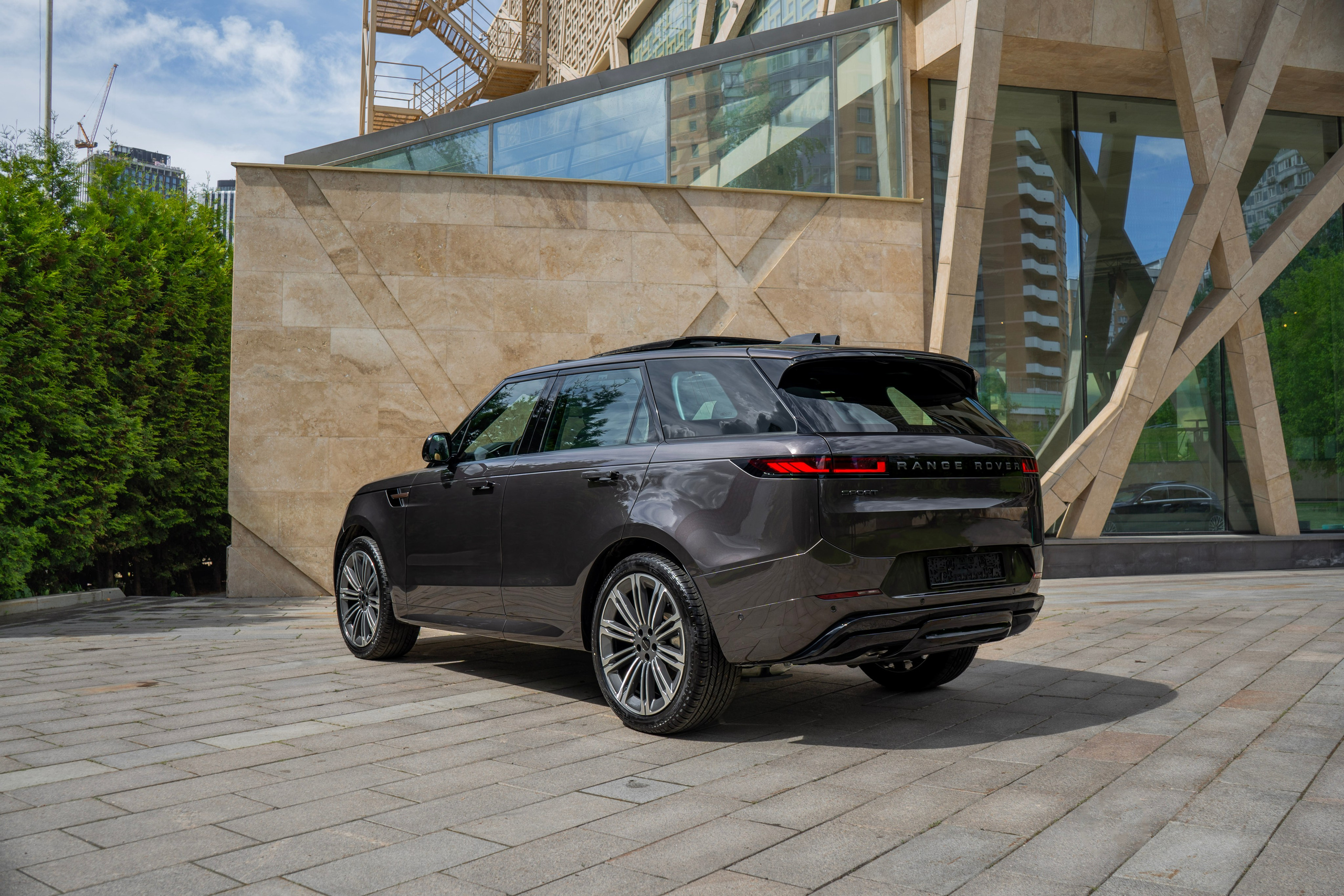 Range Rover Sport 2026. Автомобильный фотограф Ногинск Денис Городок