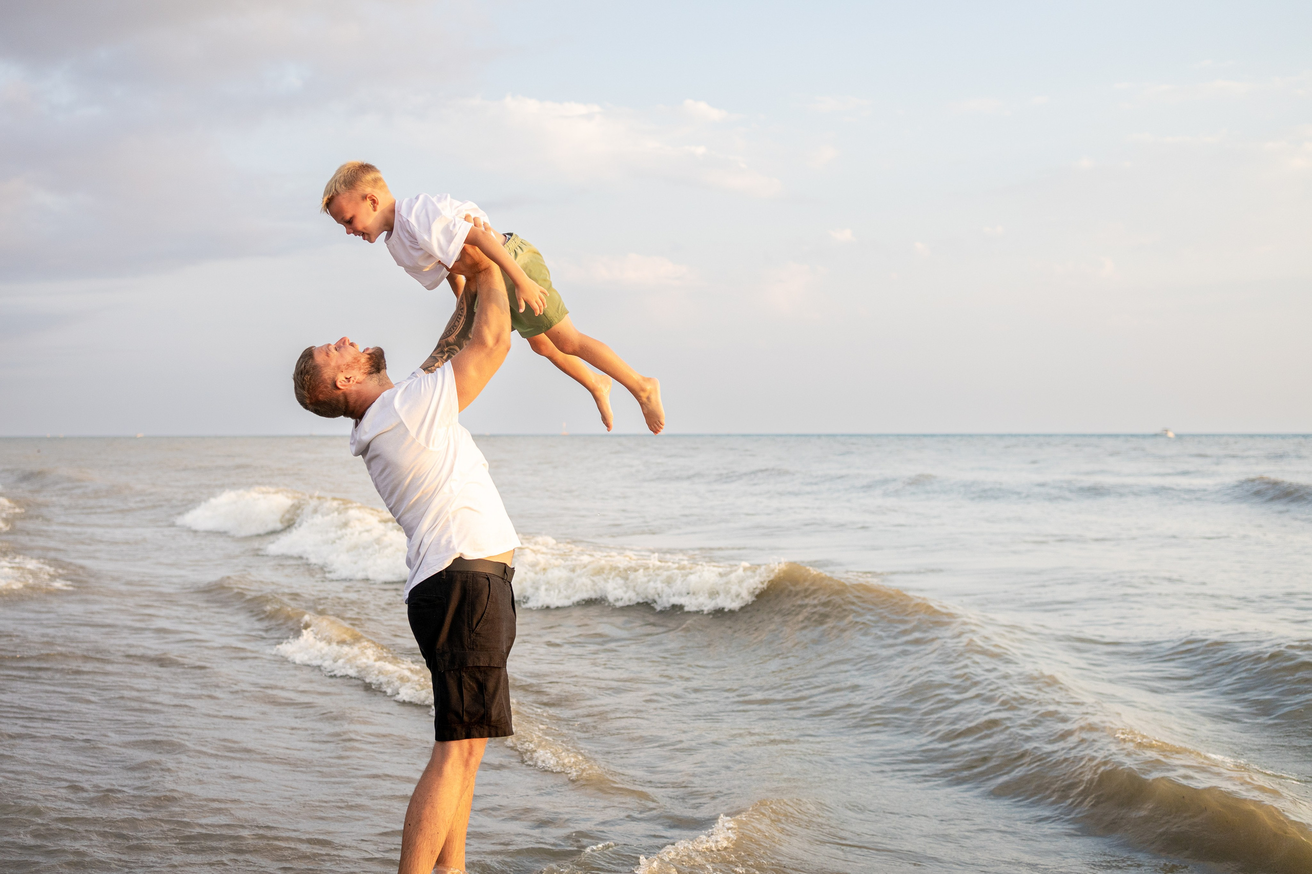 Семейная фотосессия на пляже. Фотограф в Сочи Тиунова Маргарита и Тиунов Евгений