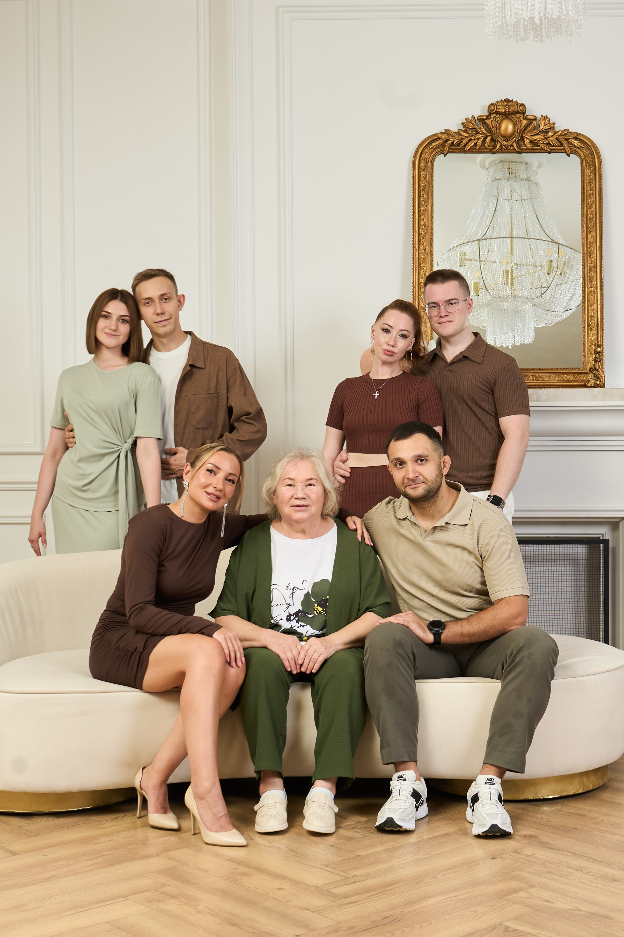 Портретная съемка большой семьи с искусственным светом в студии. Фотограф Екатеринбург Кокшарова Александра