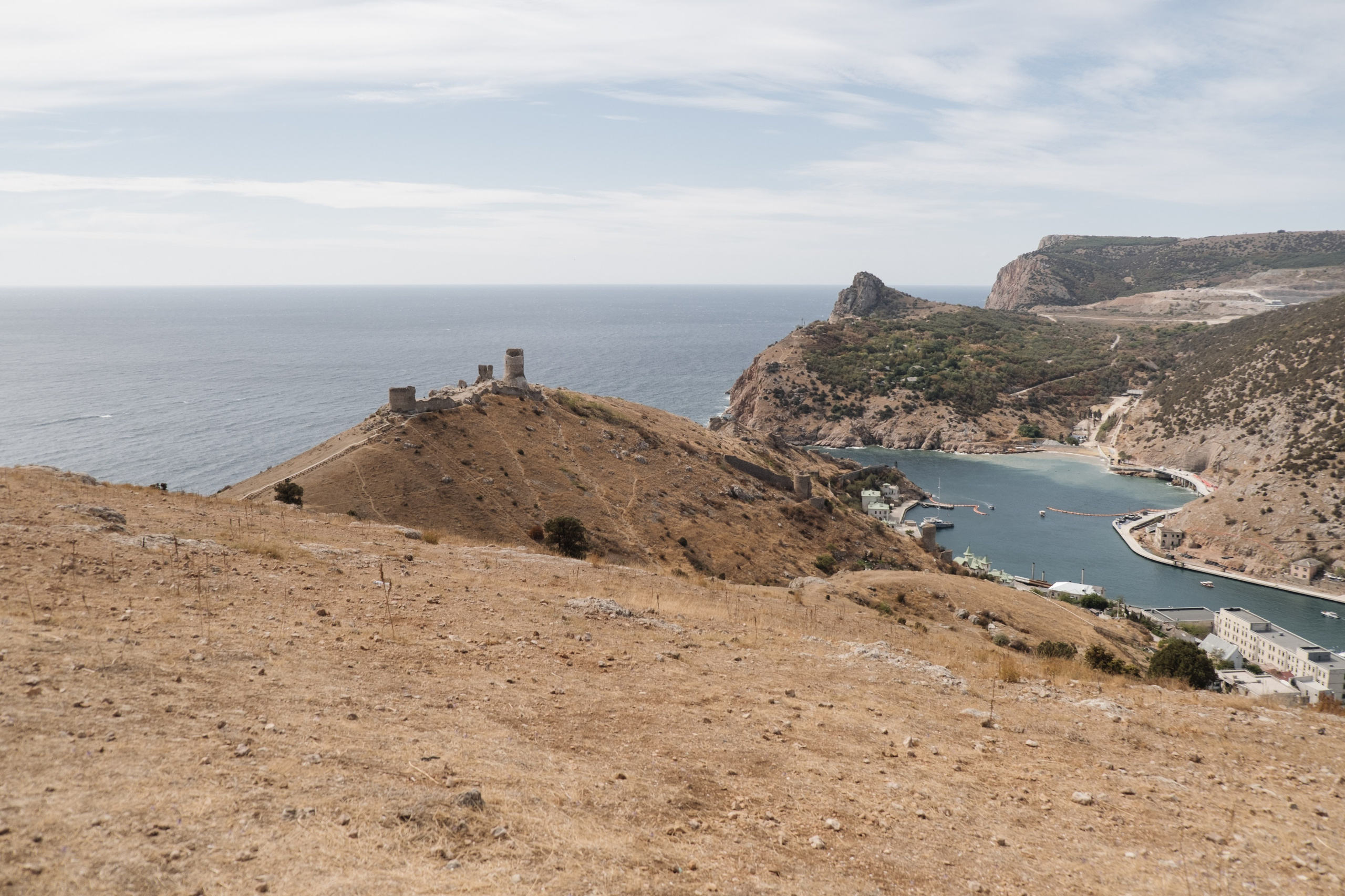 Дарья и Виктор в Балаклаве и на Фиоленте. Профессиональная фотосъемка в Крыму. Натуральные эмоции и живые кадры. Забронируйте дату прямо сейчас!