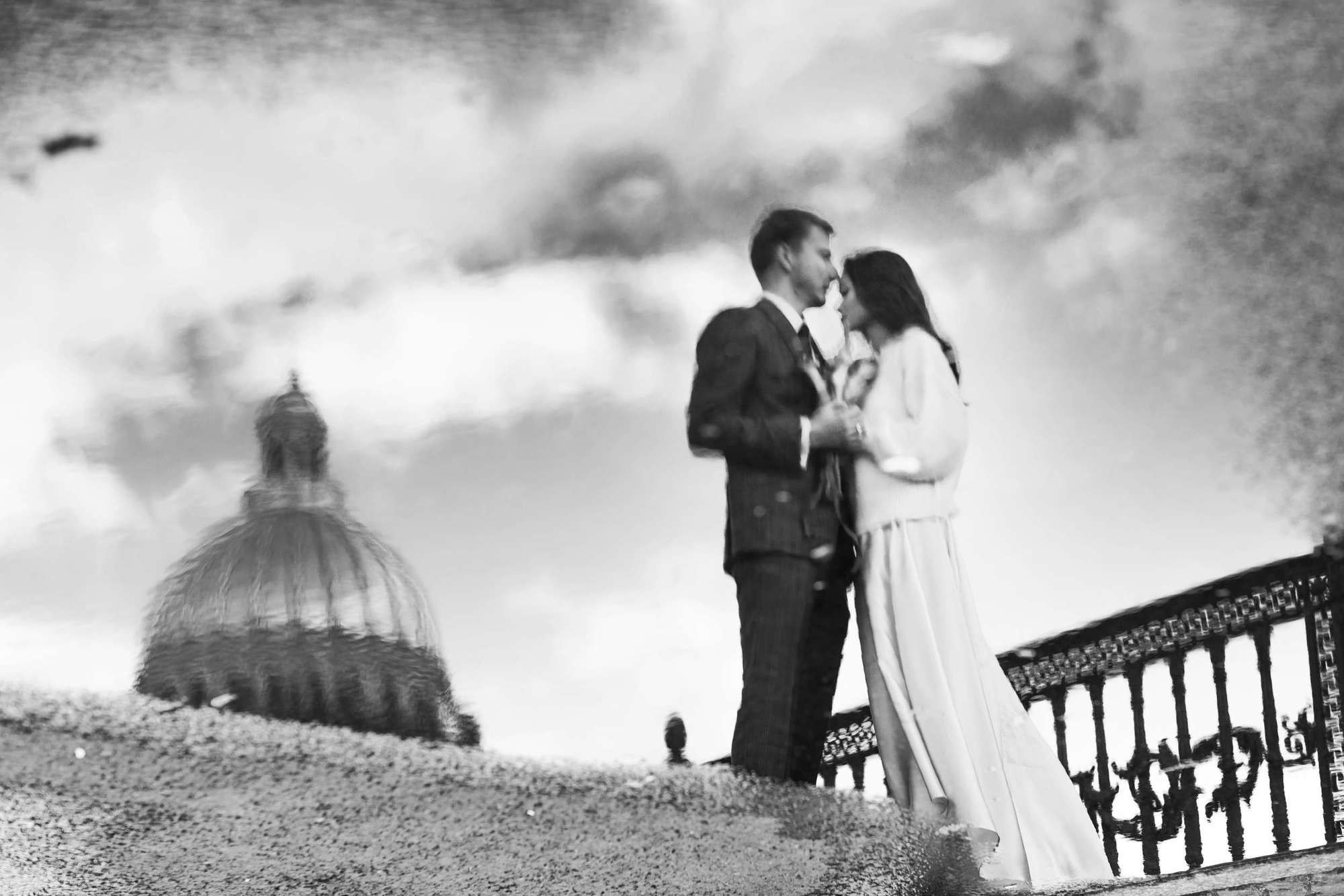 Молодожены в отражении лужи