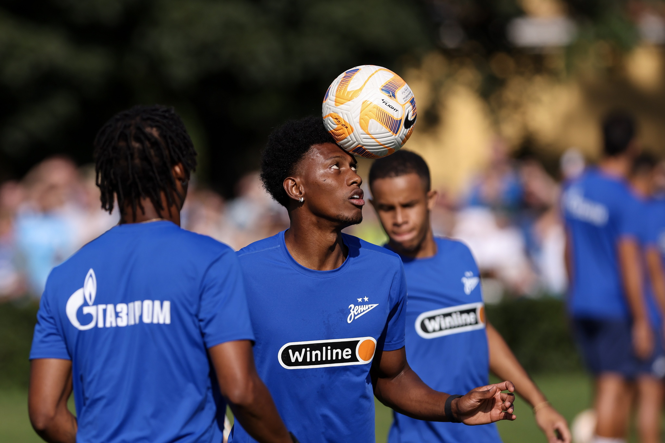 Открытая тренировка ФК «Зенит» Санкт-Петербург. Спортивный и репортажный фотограф Антон Тереханов