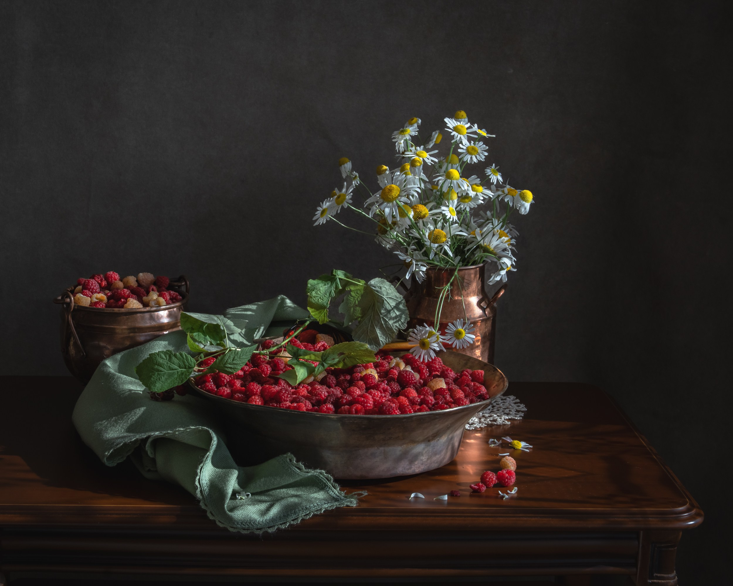 Натюрморт с малиной и ромашками