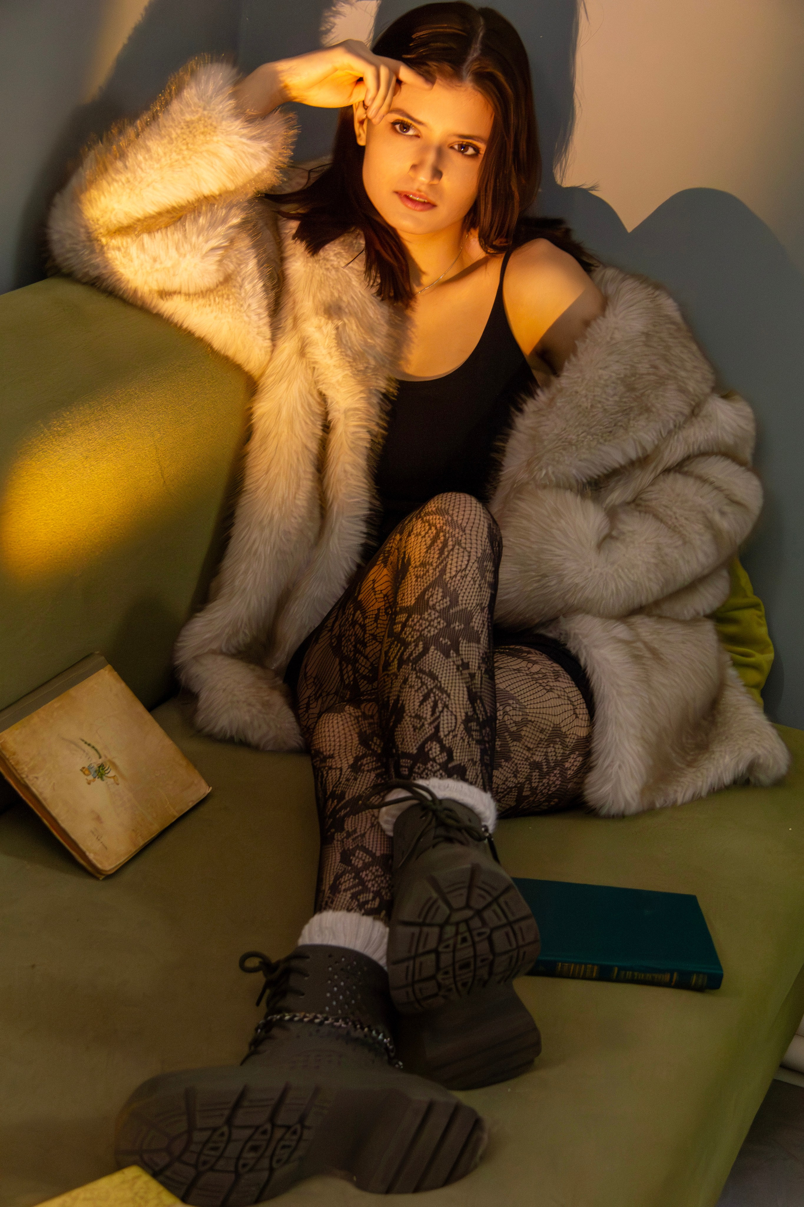 Девушка на лестнице. Главная