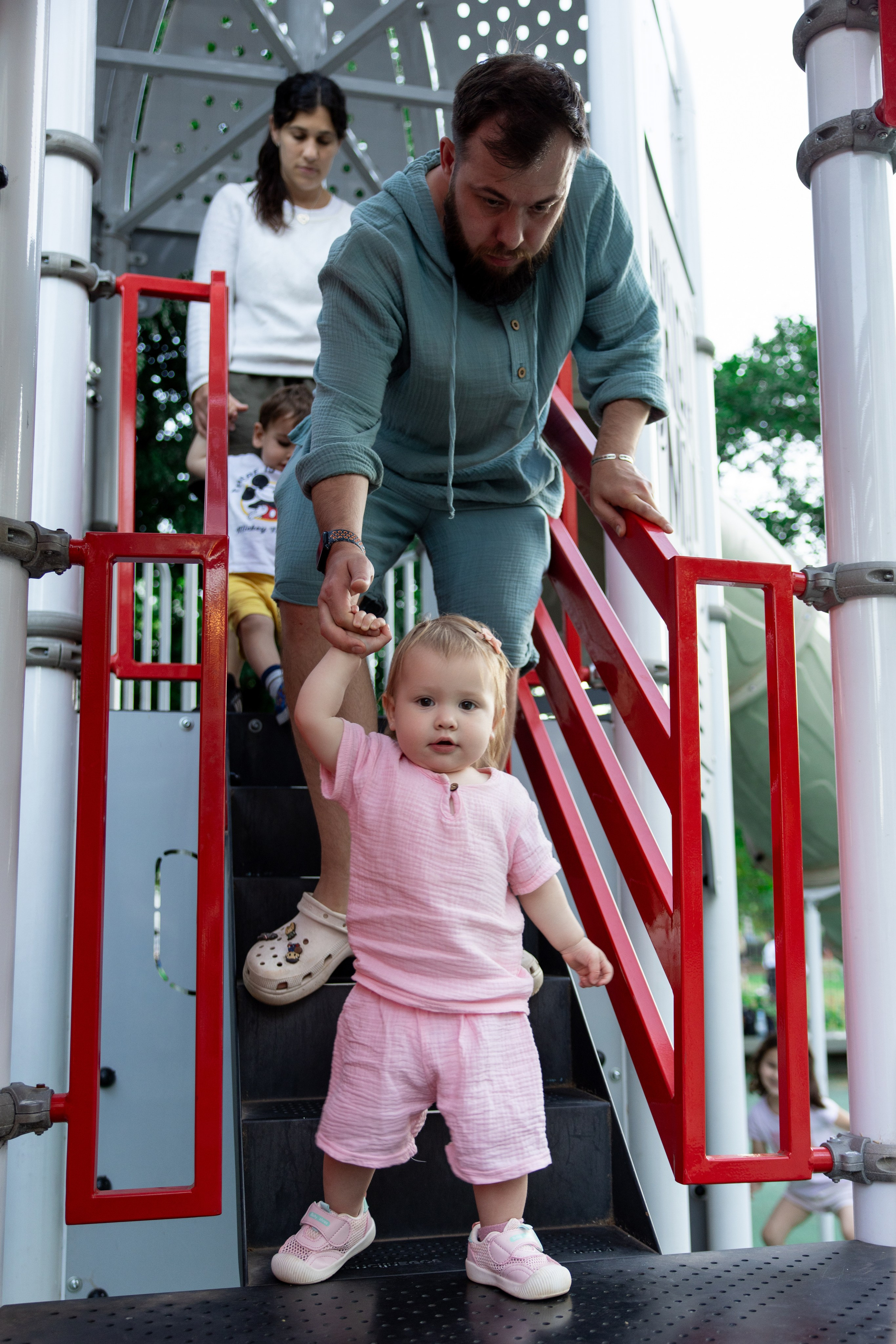 Ребенок играет на детской площадке в Палермо во время семейной фотосессии