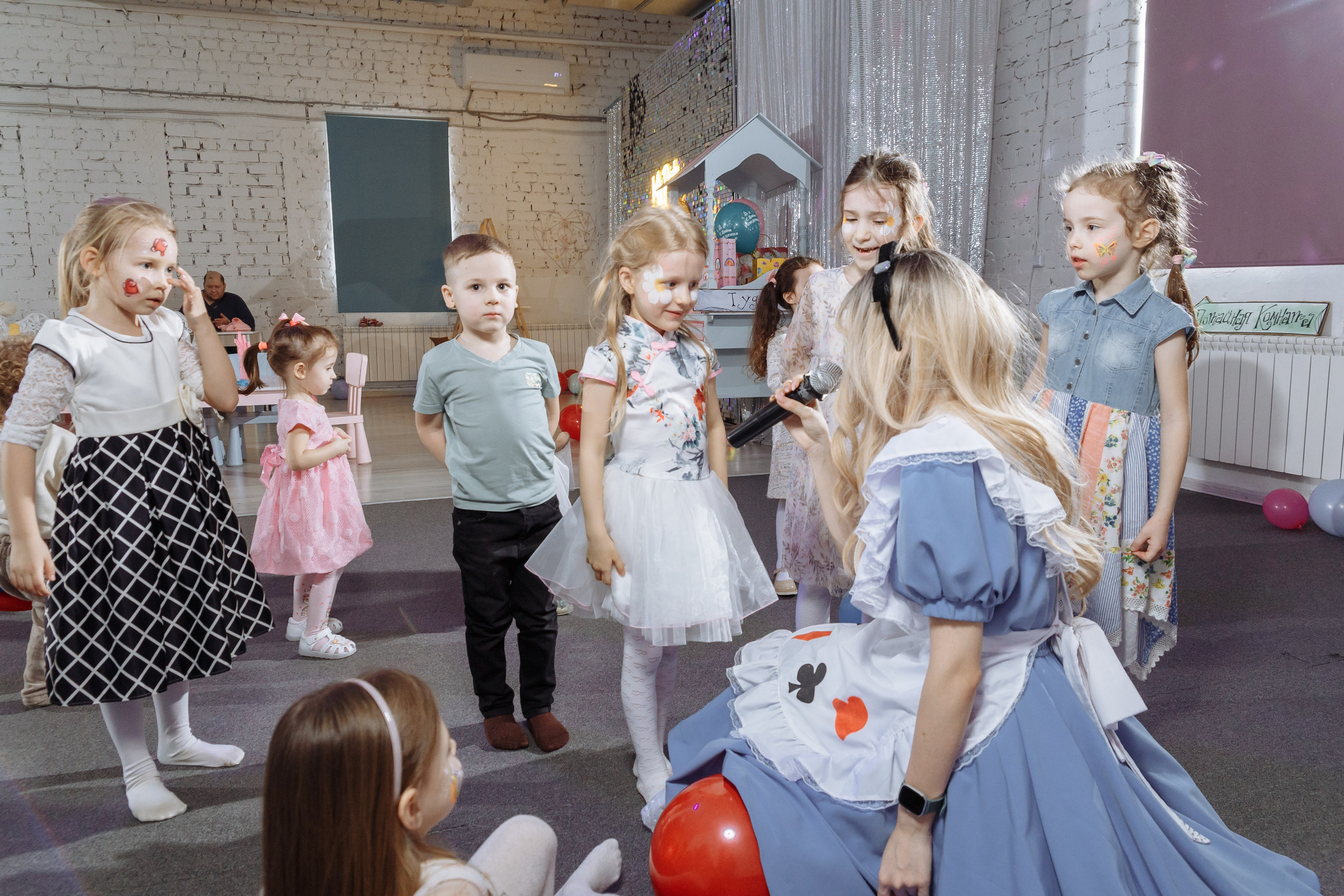 Олеся празднует свое 6 летие в компании Алисы, Чеширского кота и друзей. Событийный фотограф Максим Бескоровайновнов