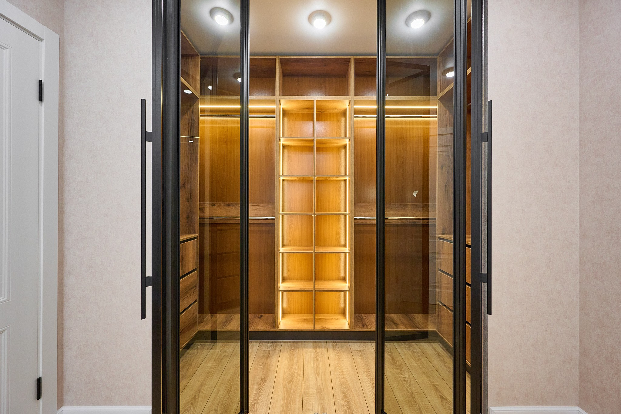 гардероб черные стеклянные двери бежевые полки 