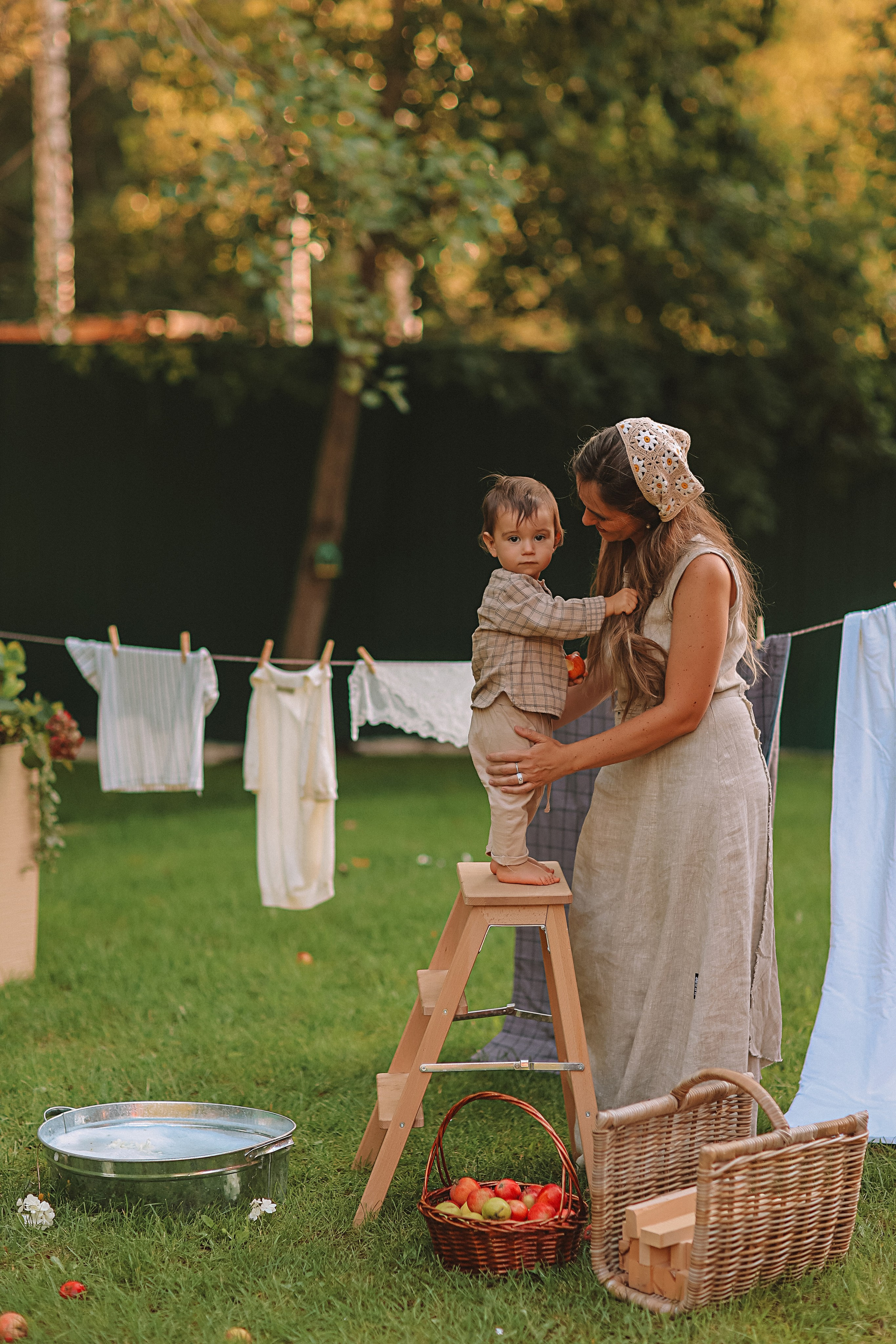 Стирка у дома. Семейный фотограф Тюмень, фотограф на роды Салмина Мария