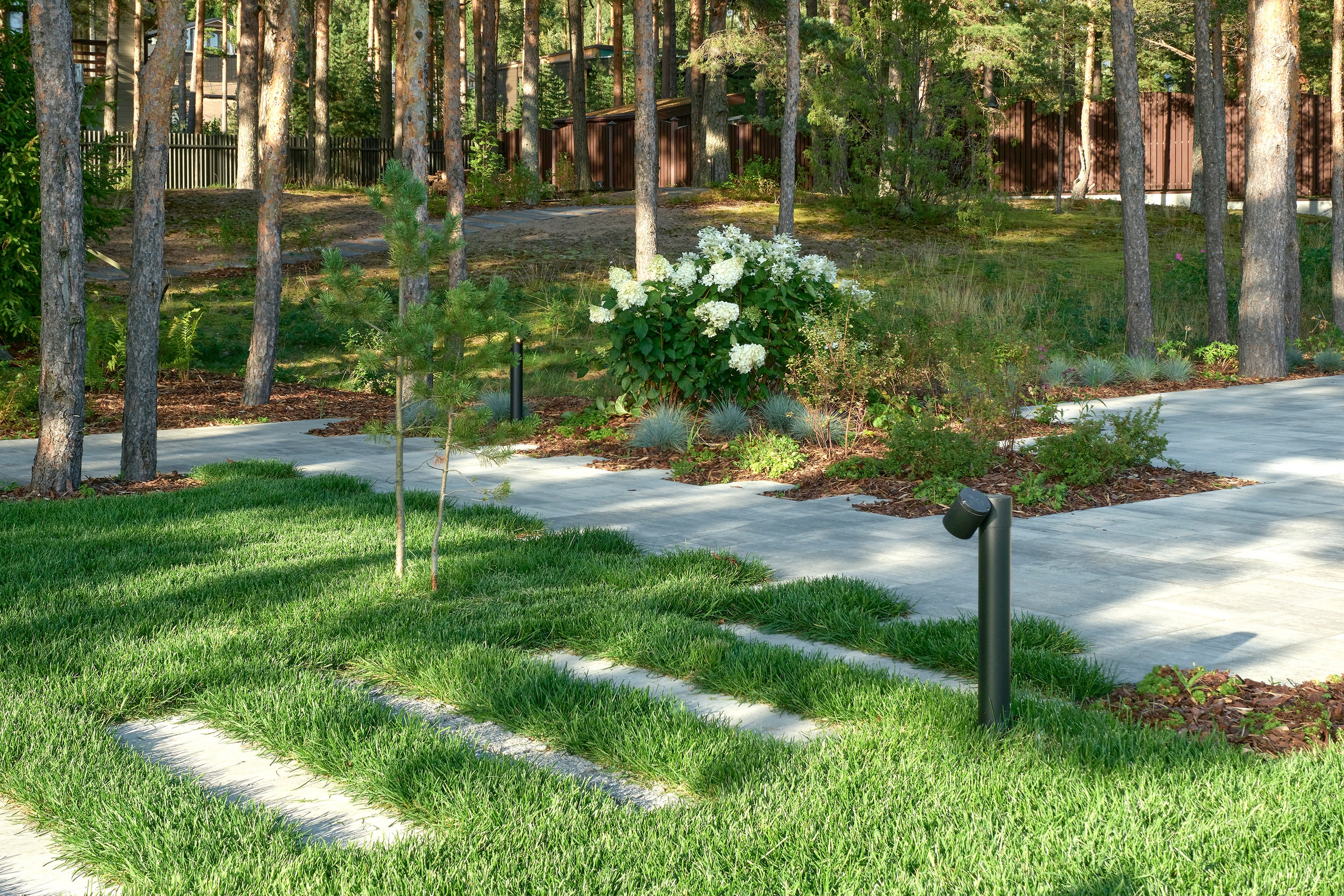 Ландшафтный и интерьерный фотограф Наталья Соловьева. Фотосъемка сада в КП Золотые пески для ландшафтной компании Хвоя | interioto