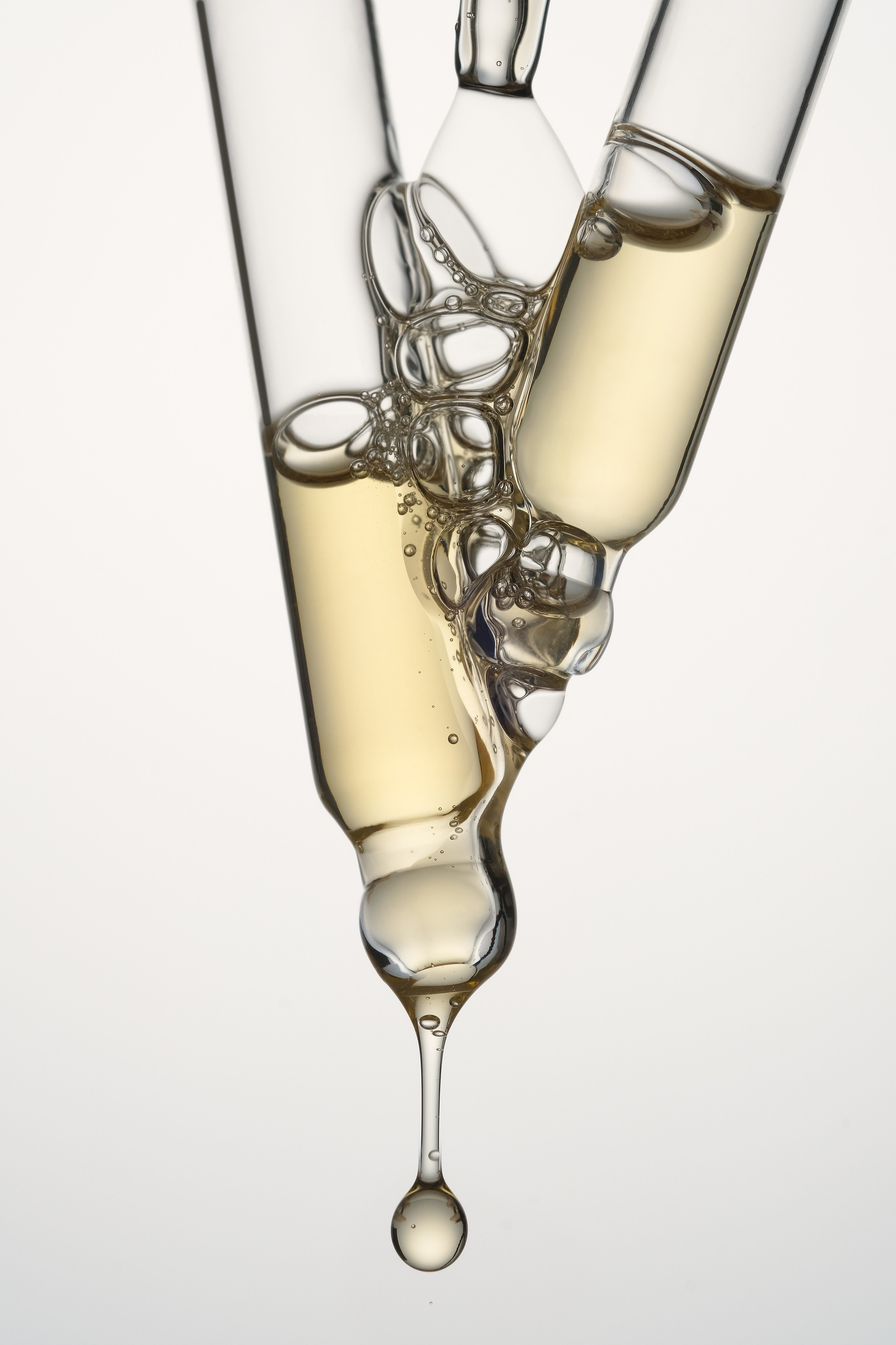 Стекающие капли сыворотки для лица в контровом свете