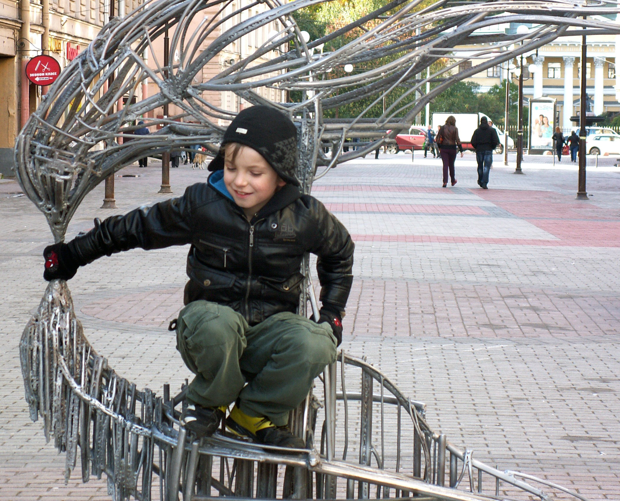 Поцелуй / Спб / Финский переулок/2013. Художник — скульптор Антонина Фатхуллина