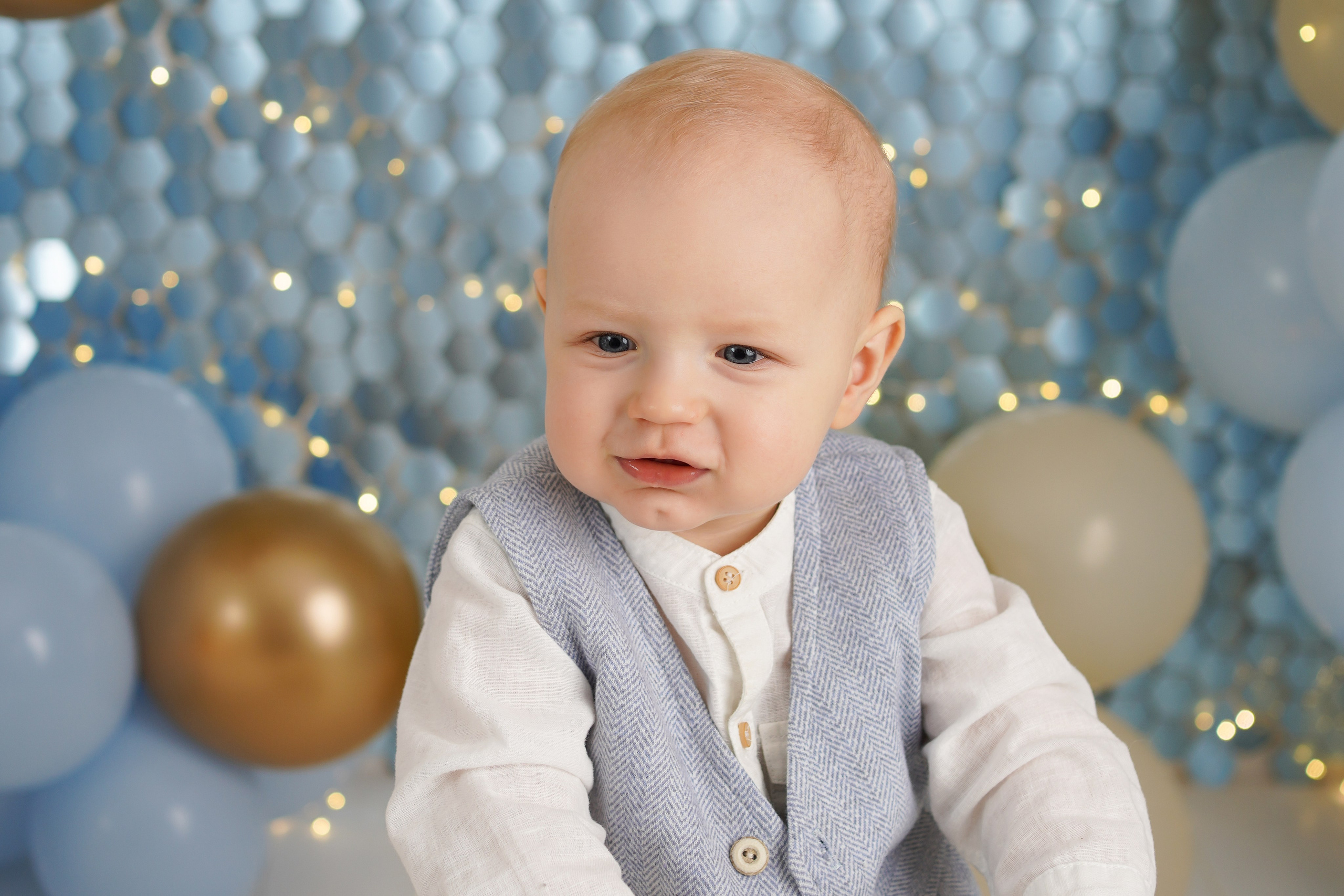 Портрет малыша на фотосессии Первый годик. Малыш в нарядном голубом костюмчике.