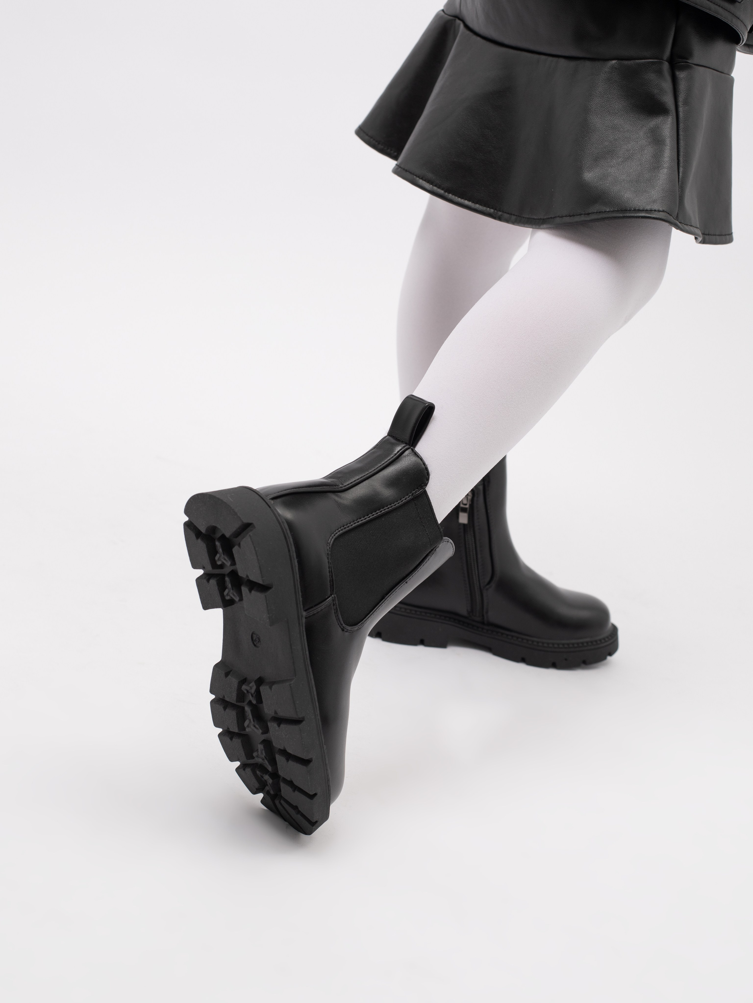 Ботинки для девочки. Фотостудия предметной и модельной съёмки для маркетплейсов