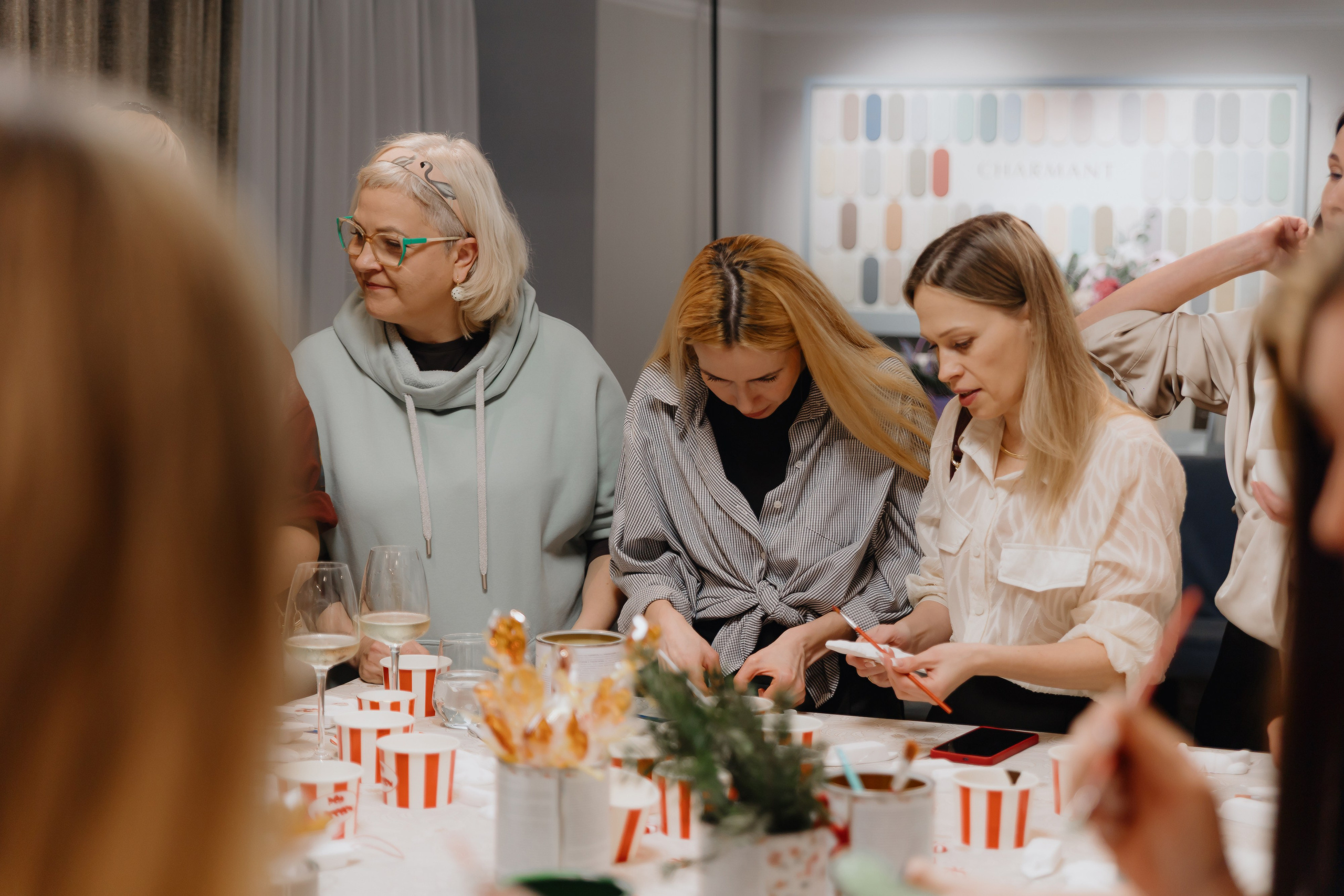 Предновогодний «Кофе-рейв» в L. DECO 17 декабря 2025 года. L. Deco интерьерный салон. Краски/обои/лепной декор