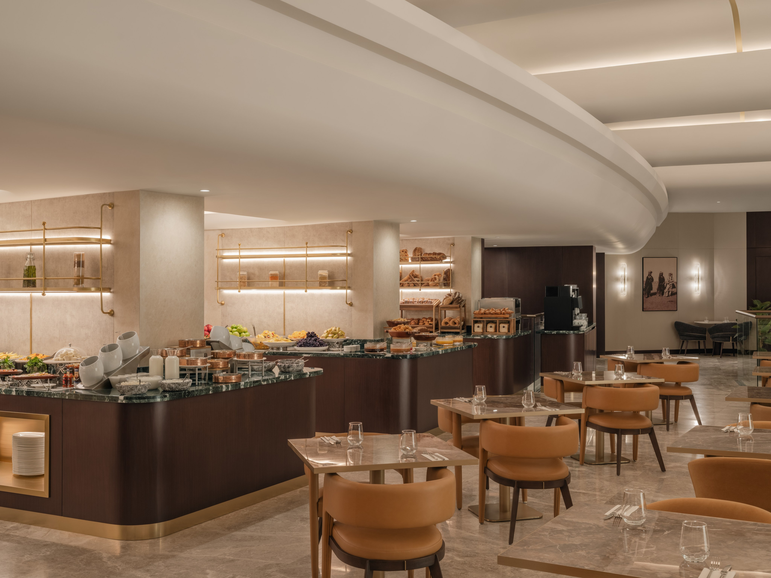 Зона завтраков в гостинице Казахстан, Алматы — интерьер ресторана для гостей отеля