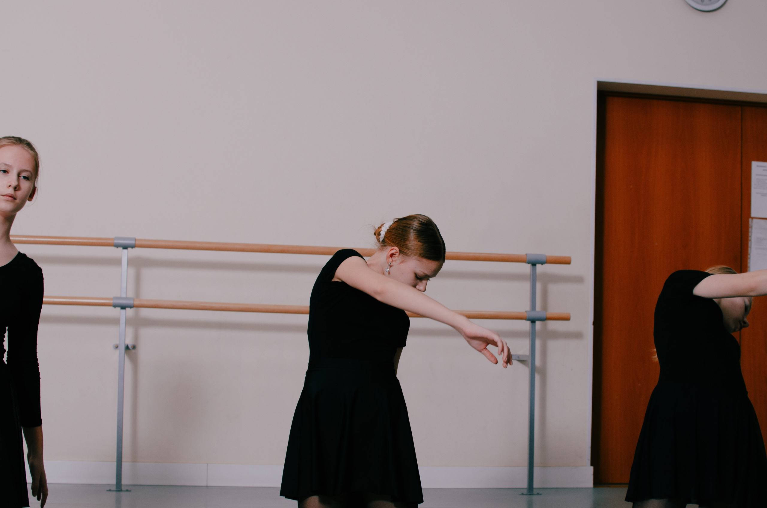 Экспериментальная (со вспышкой на стойке) съемка урока хореографии. Хореографический коллектив «Русская тройка», средняя группа. Портретный и репортажный фотограф в Санкт-Петербурге Варвара Жукова