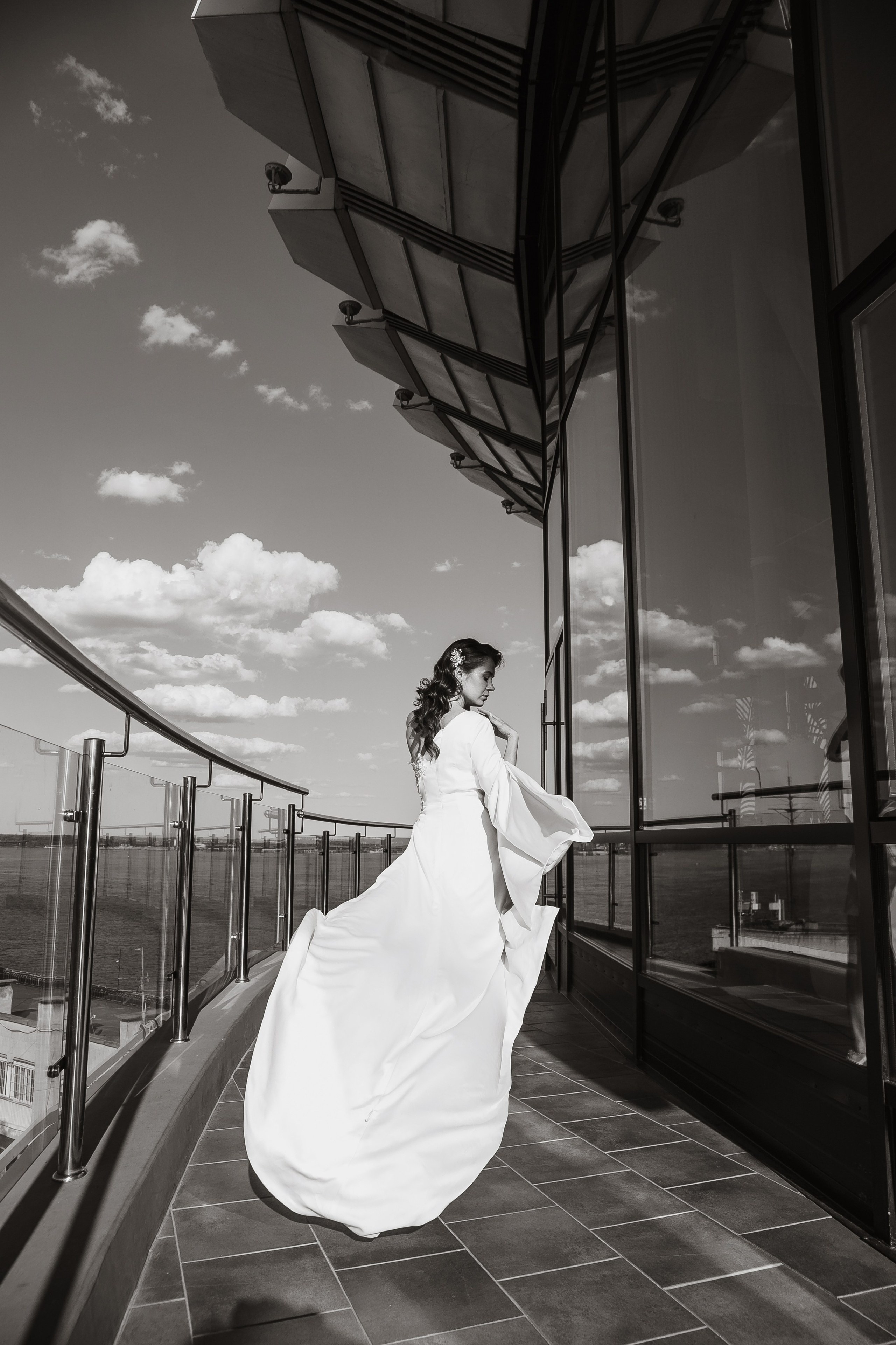 Гости украли жениха и невесту для фотографий на крыше ресторана Река. Событийный фотограф Максим Бескоровайновнов