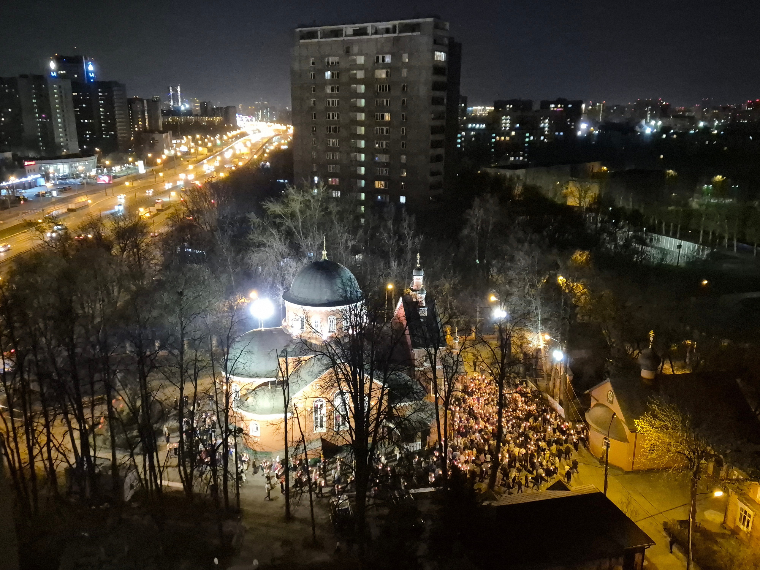 В прошлые годы часть людей со свечами стояла вокруг церкви, а другая - шла крестным ходом. На фото получалась огненная "река" огоньков свечек, текущая между "берегов". В этот раз - только "река"