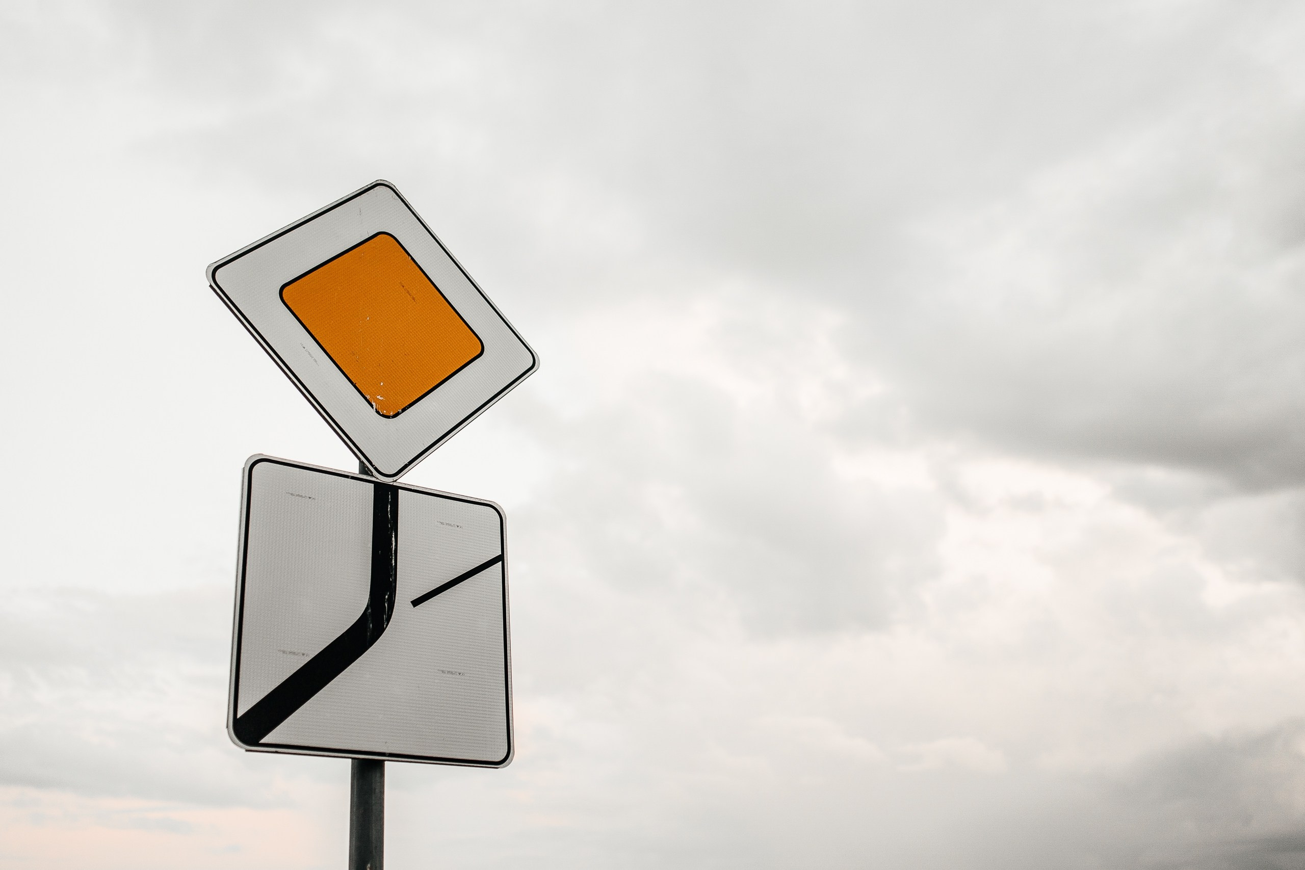 Здравствуйте! Я&nbsp;свадебный фотограф из&nbsp;Ульяновска, работаю в&nbsp;том числе по&nbsp;всей России и&nbsp;с&nbsp;выездом за&nbsp;границу. Снимаю свадьбы, lovestory, корпоративы, светский репортаж. Провожу обучение по&nbsp;фотографии, мастер-классы и&nbsp;воркшопы для других фотографов.