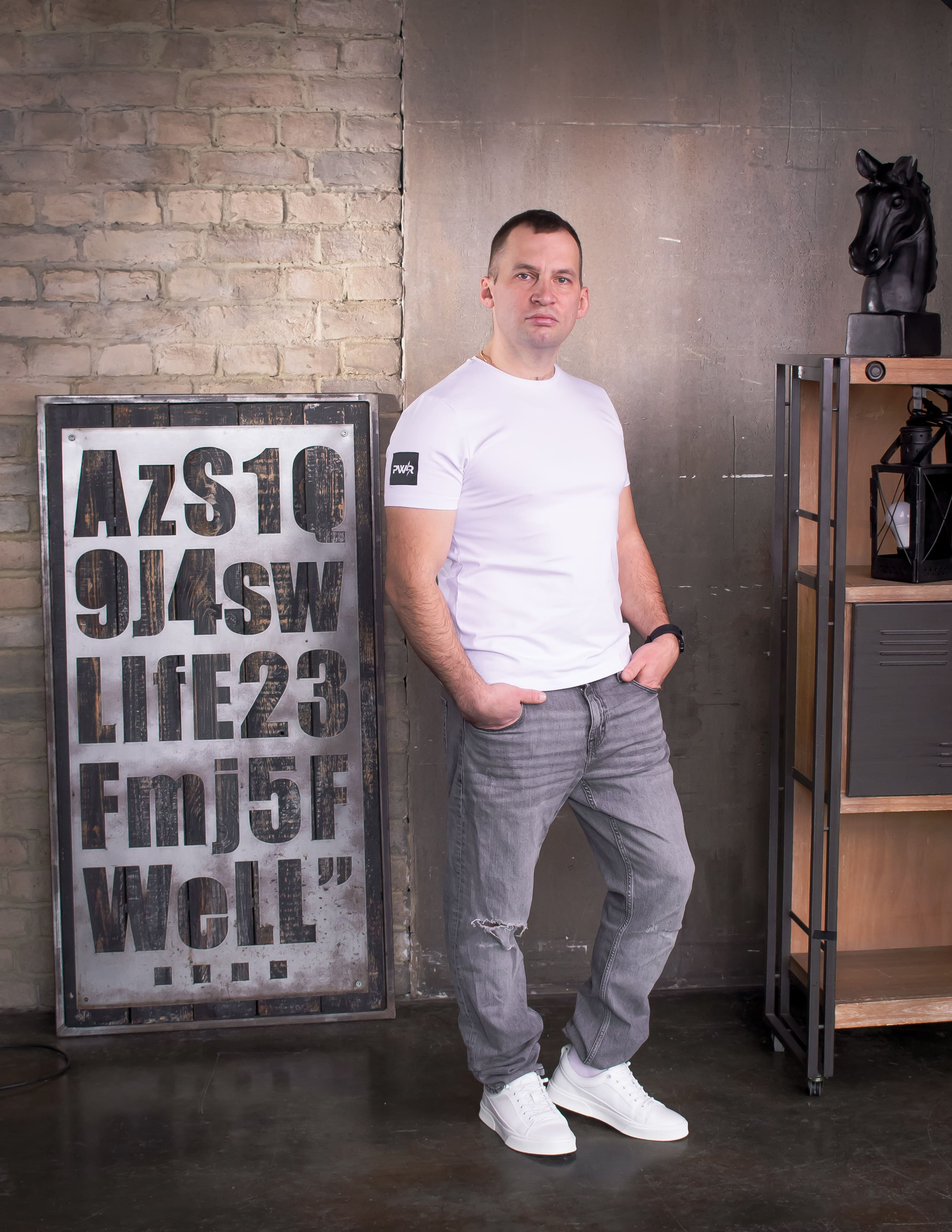 Мужская фотосессия в студии в полный рост, современный портрет, Красногорск, фотограф Карасёва Елена