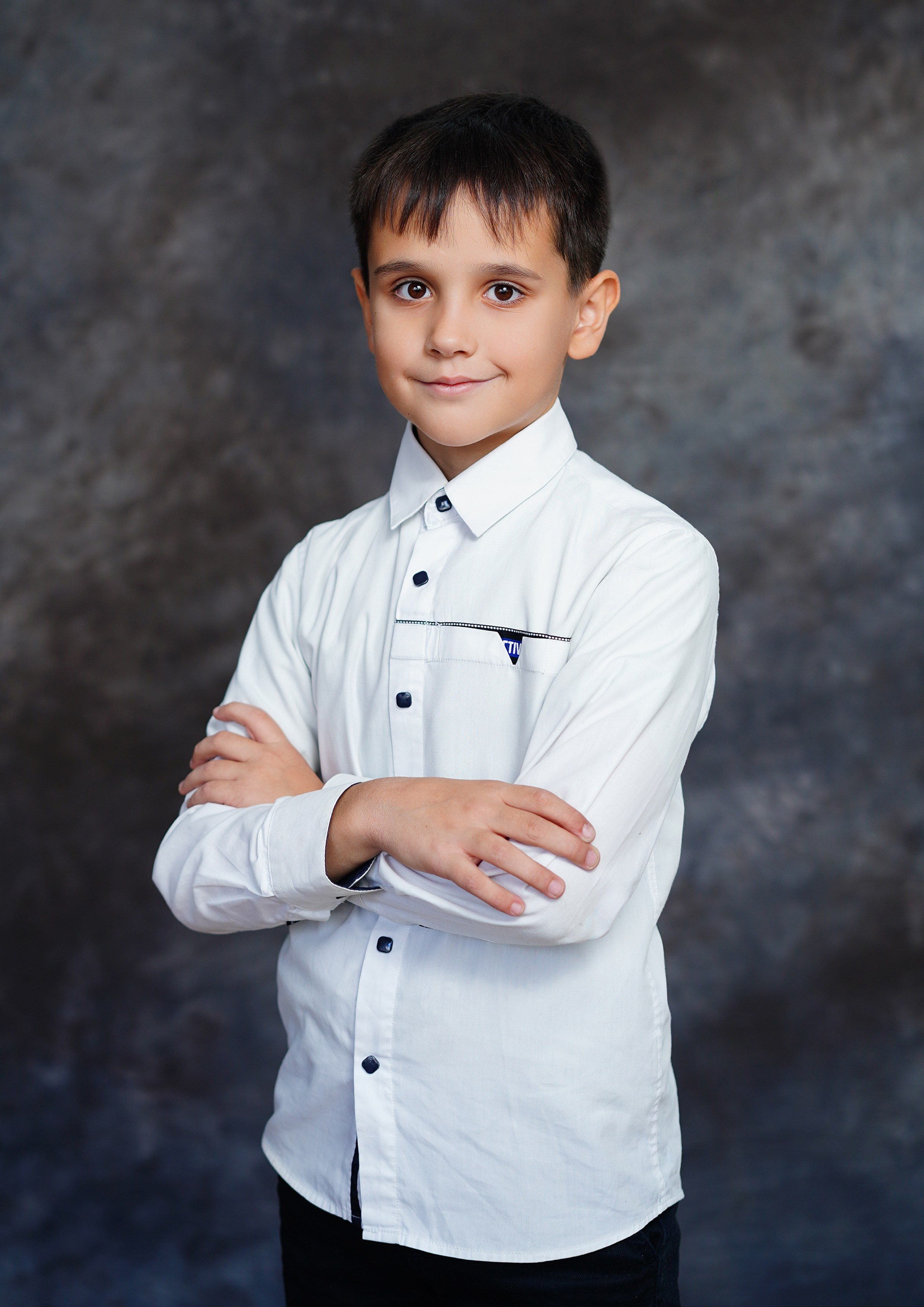 фон тканевый темно серый, съемку проводили в школьном помещении