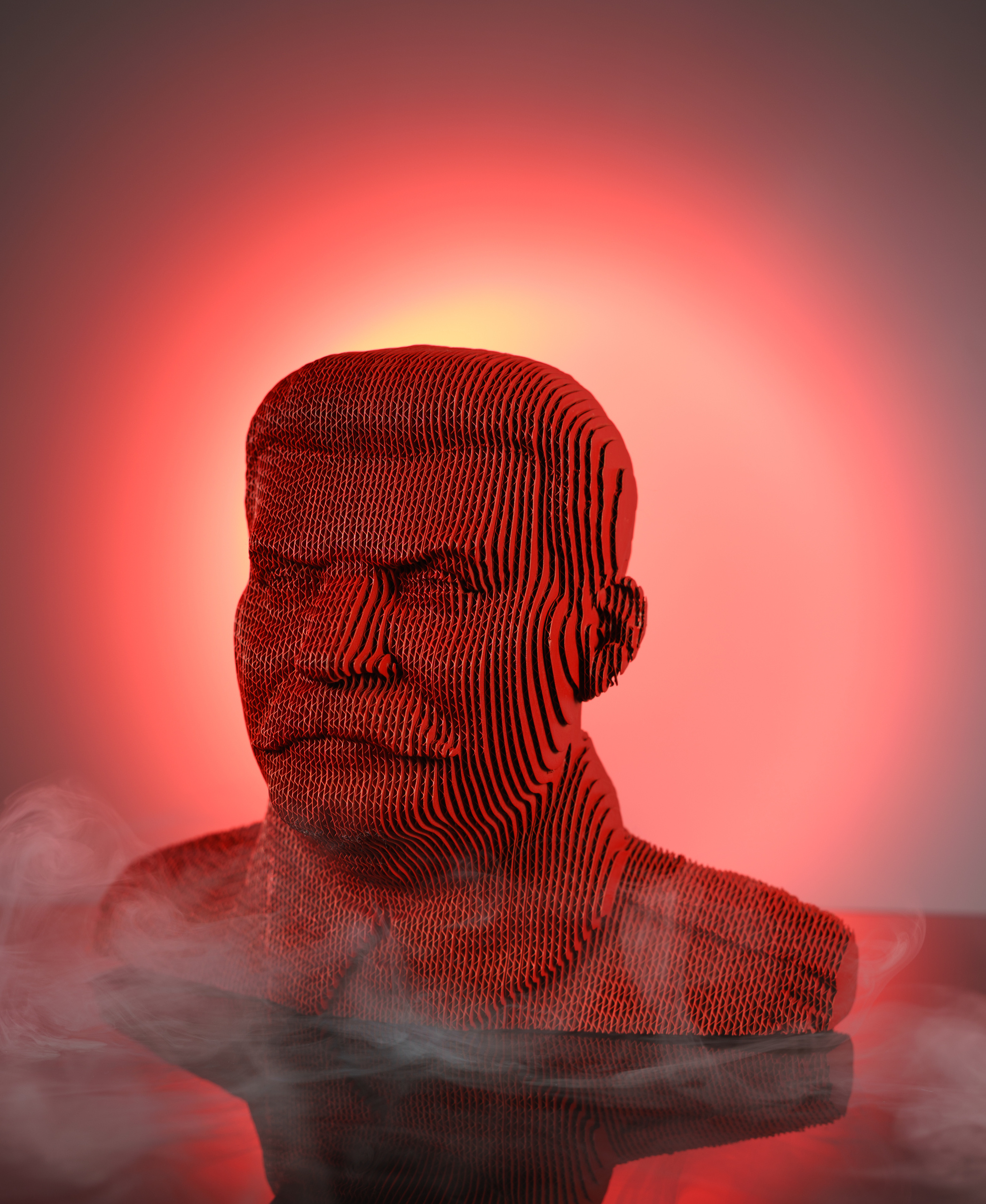 Фигурка Сталина на красном фоне