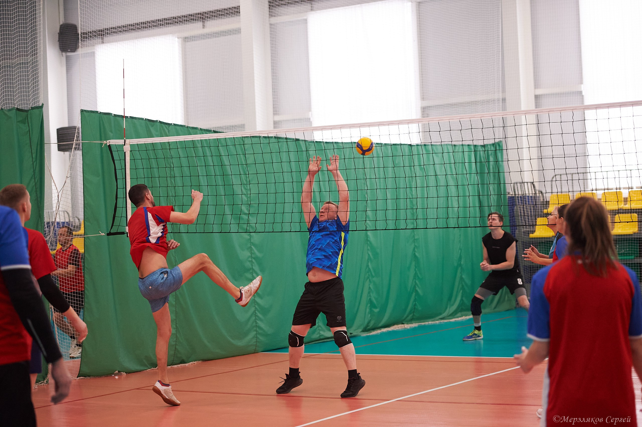 Новогодний волейбольный турнир. Ижевск. 16.12.23. Спортивный репортажный фотограф в Ижевске Сергей Мерзляков
