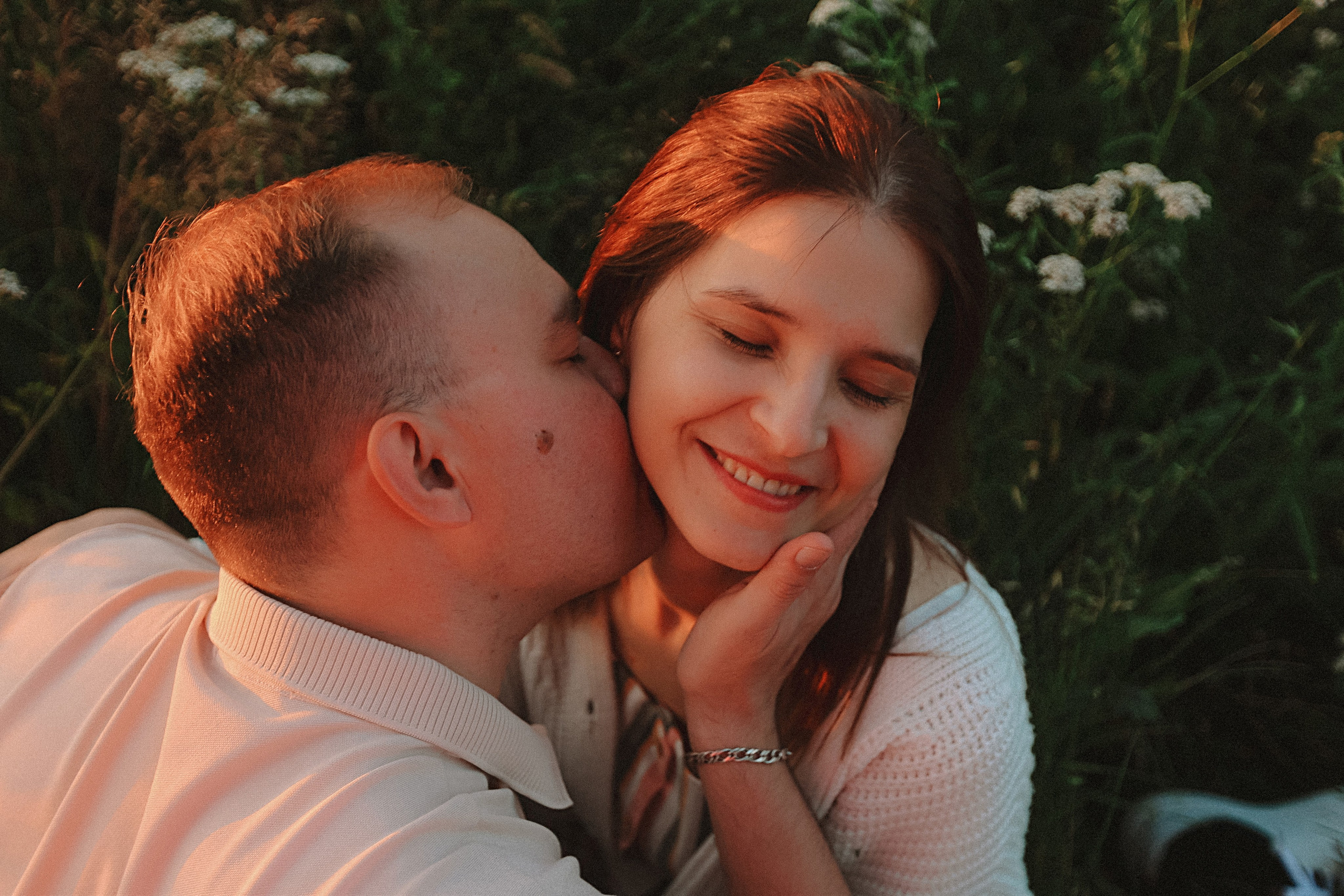 Поле love story на закате. Семейный фотограф Тюмень, фотограф на роды Салмина Мария