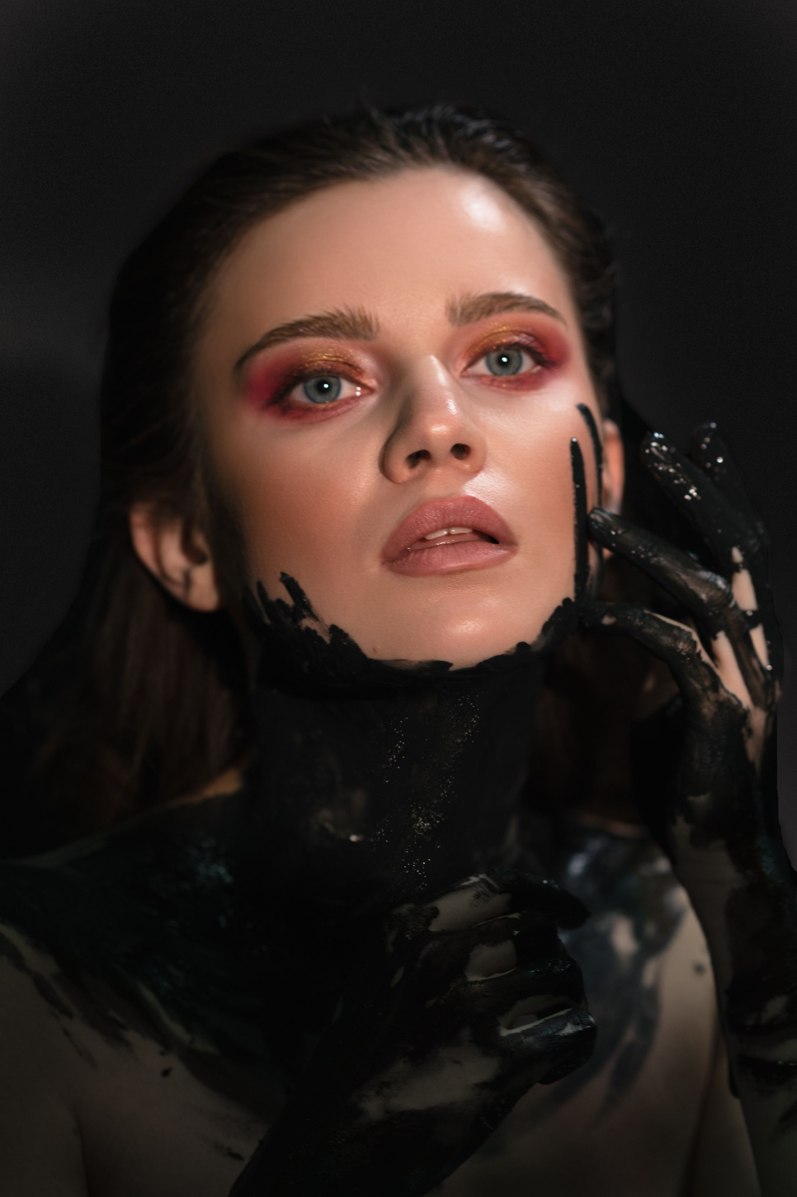 Портрет девушки с косметической грязью на лице и шее для косметического салона.