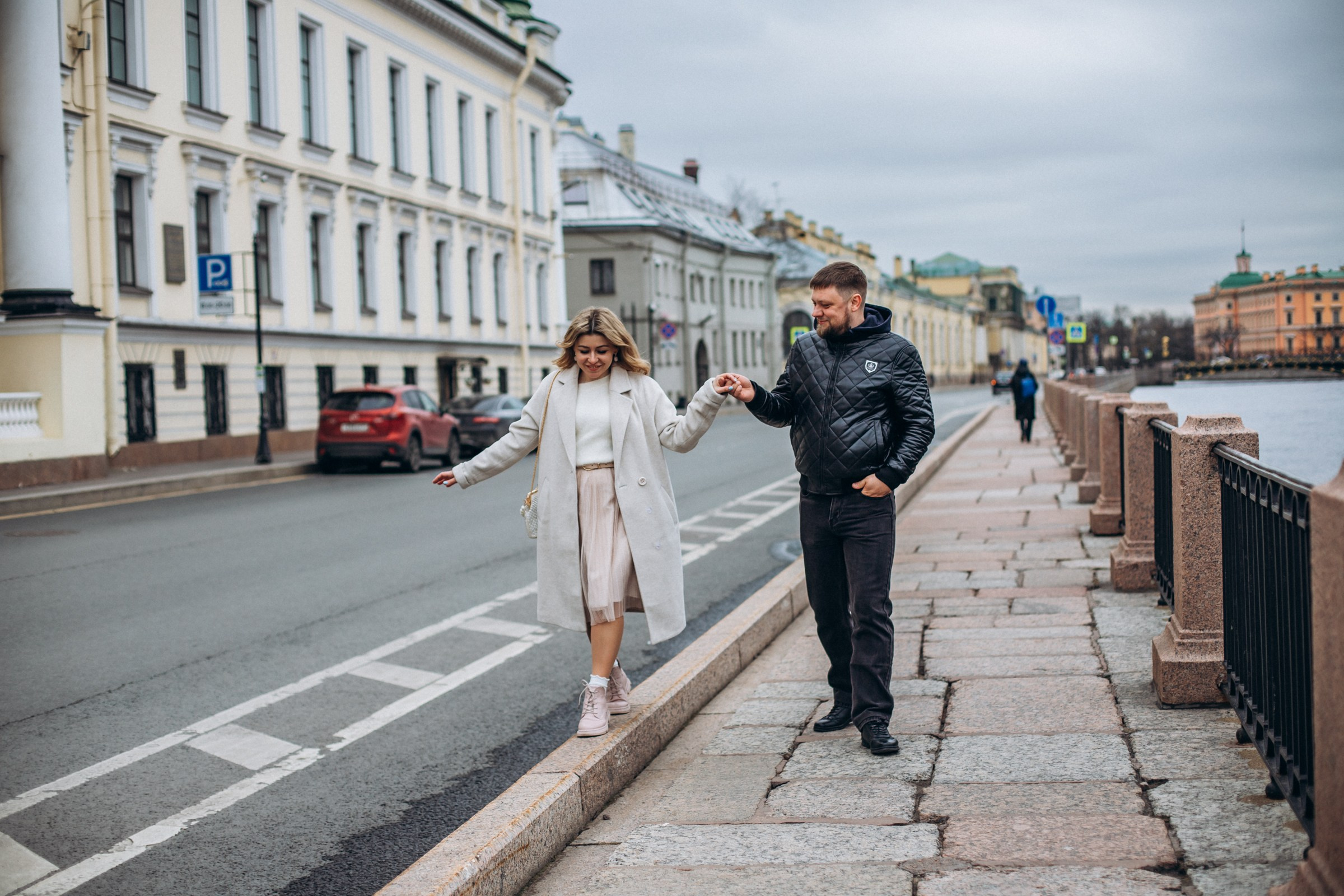Максим и Юлия в апреле. Фотопрогулка в Петербурге. Индивидуальный и семейный фотограф в Санкт-Петербурге
