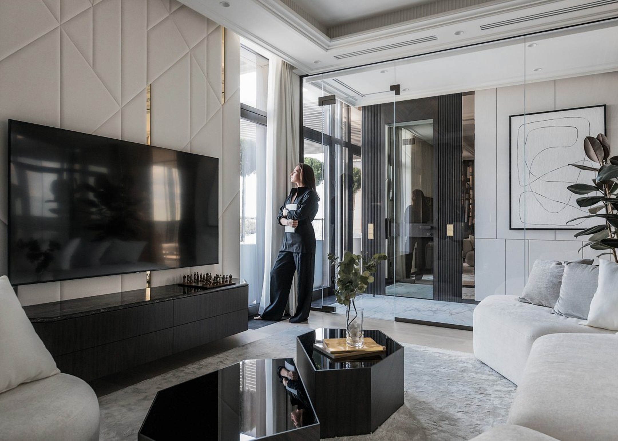 Современная гостиная с девушкой у панорамного окна — интерьер в стиле современная роскошь, дизайнер Валерия Котович