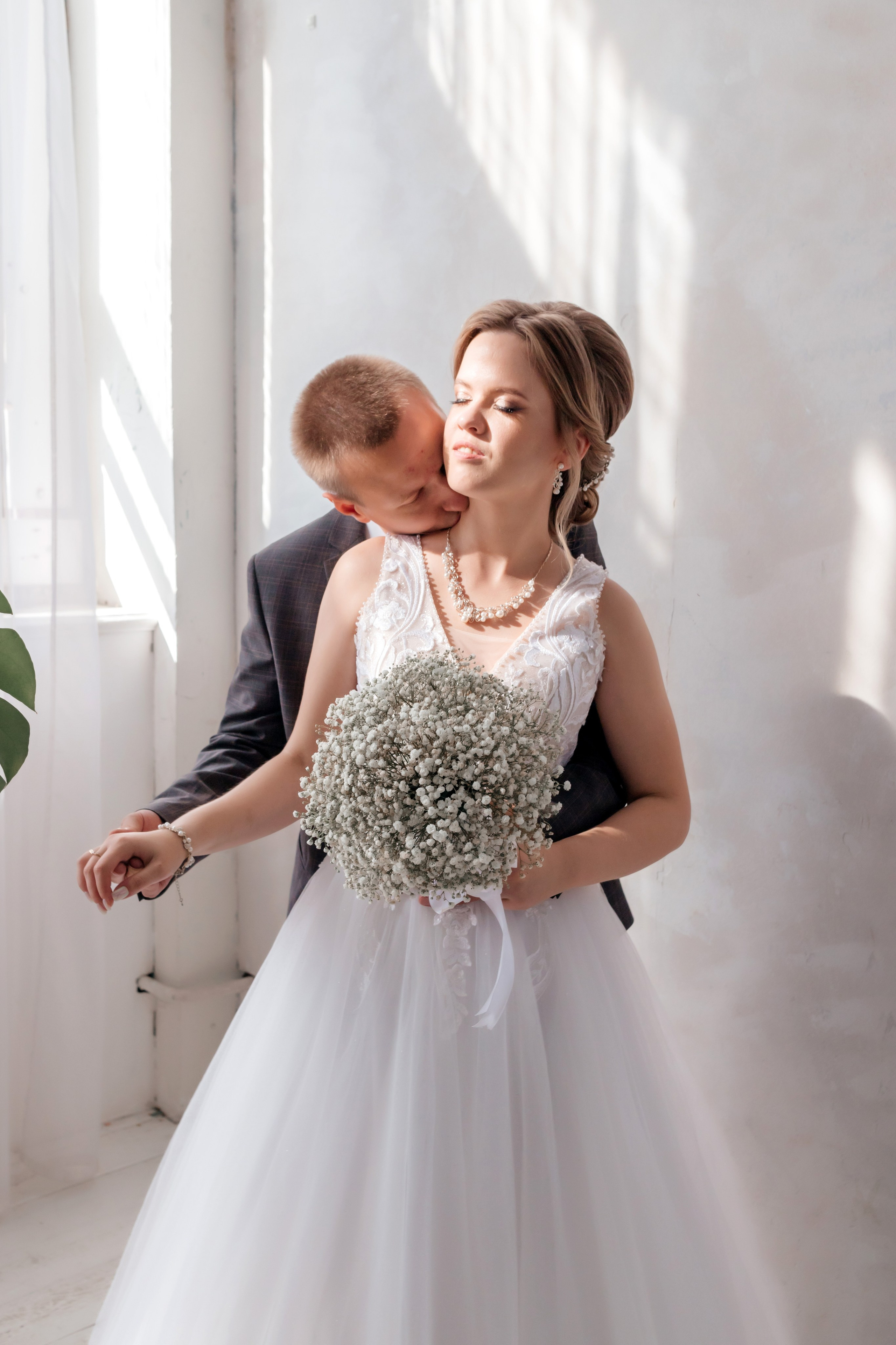 Свадебная прогулка двоих на Стрелке и в автозаводском Парке. И в фотостудии СОЛЬ в Автозаводском районе. Свадебный фотограф и фотограф Love-Store в Нижнем Новгороде Анастасия