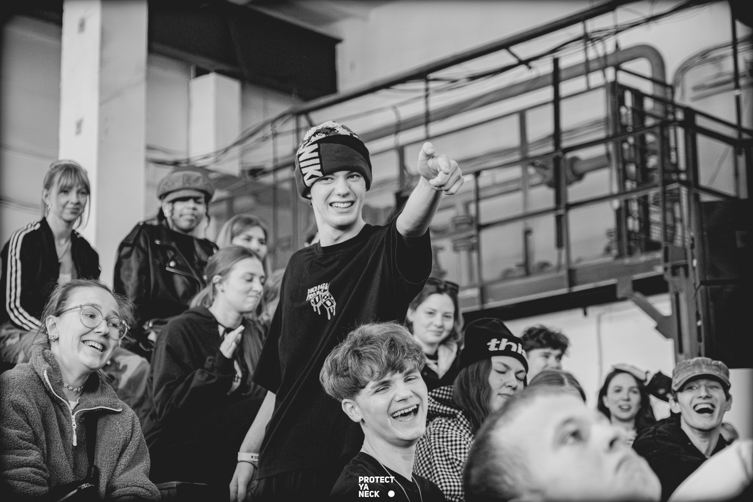 PROTECT YA NECK 22/03 (@youlovebu). Соня бу тебя сфоткала