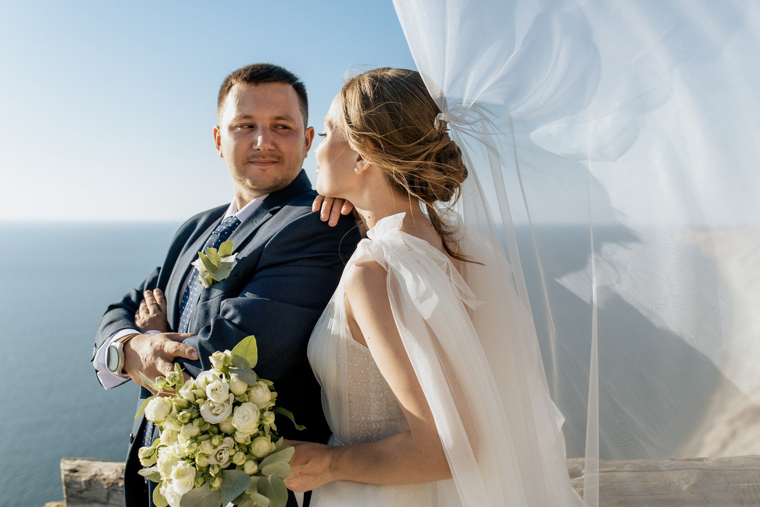 Фотосессия молодоженов на фоне морского горизонта Новой Набережной.