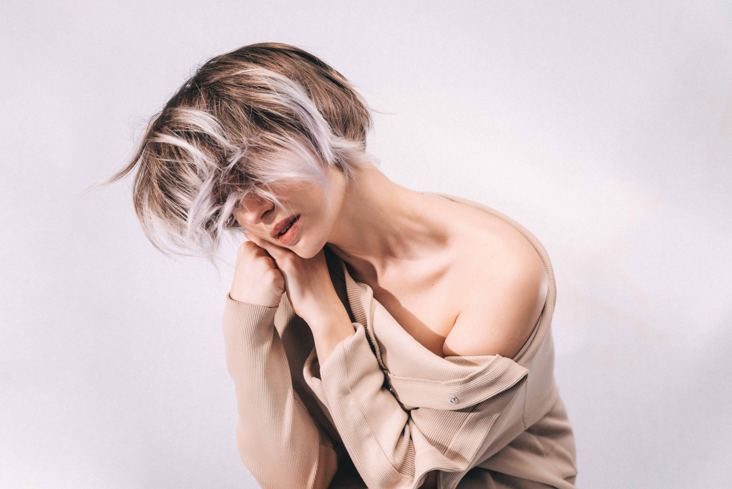 Саша и вино | портреты на белом фоне. Фотограф и видеограф в Москве и Абу Даби Мария Кулагина