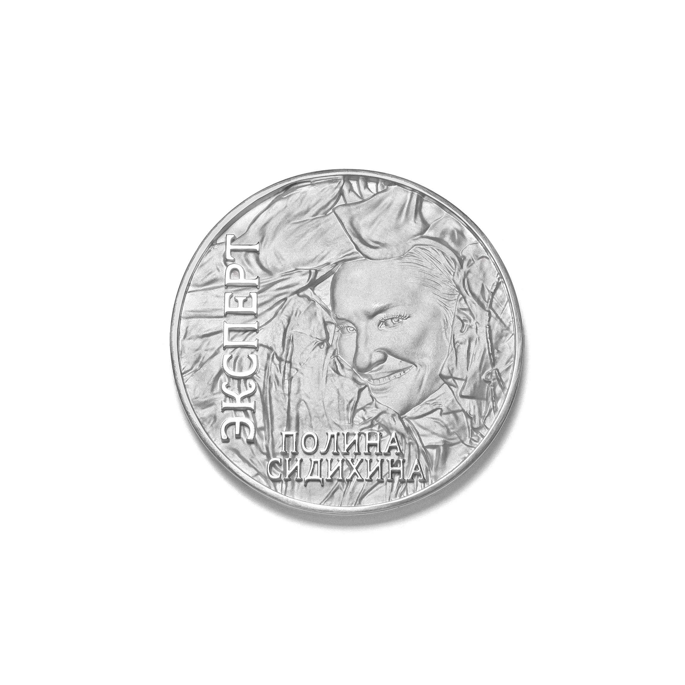 Серебряная монета на идеально белом фоне, макросъемка для каталога