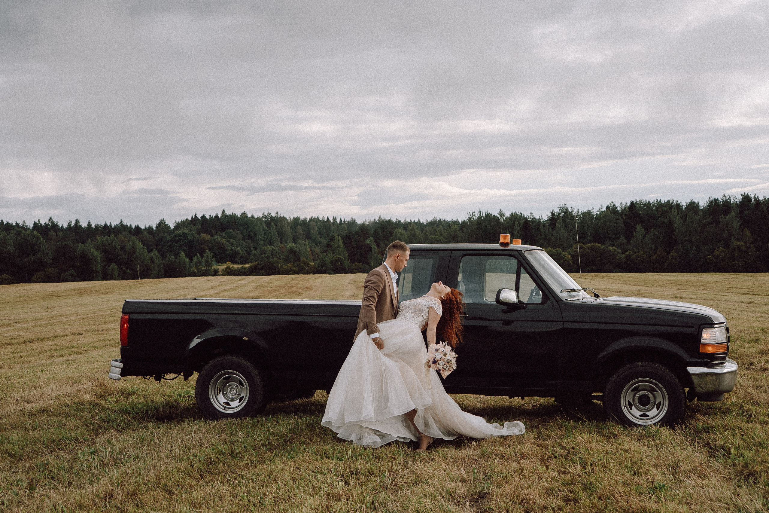 СВАДЕБНАЯ ФОТОСЕССИИЯ ПАРЫ В ГОРОДЕ ПРИОЗЕРСК В СОСНОВОМ ЛЕСУ И С ПИКАПОМ. Профессиональный фотограф, Санкт-Петербург — Виктория Богомолова