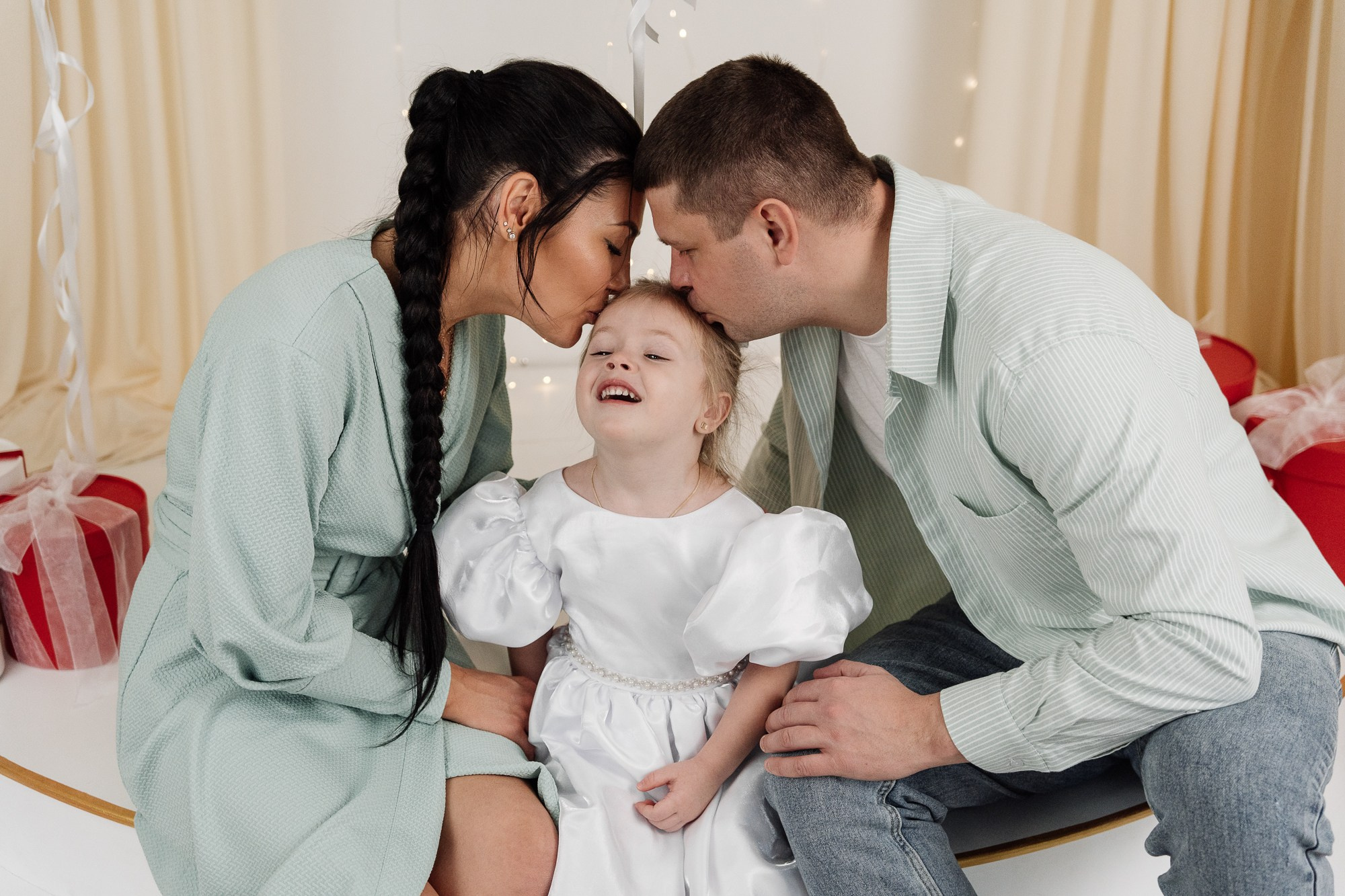 Каролина и Регина с родителями. Фотограф в Красноярске. Юлия Чаушанская