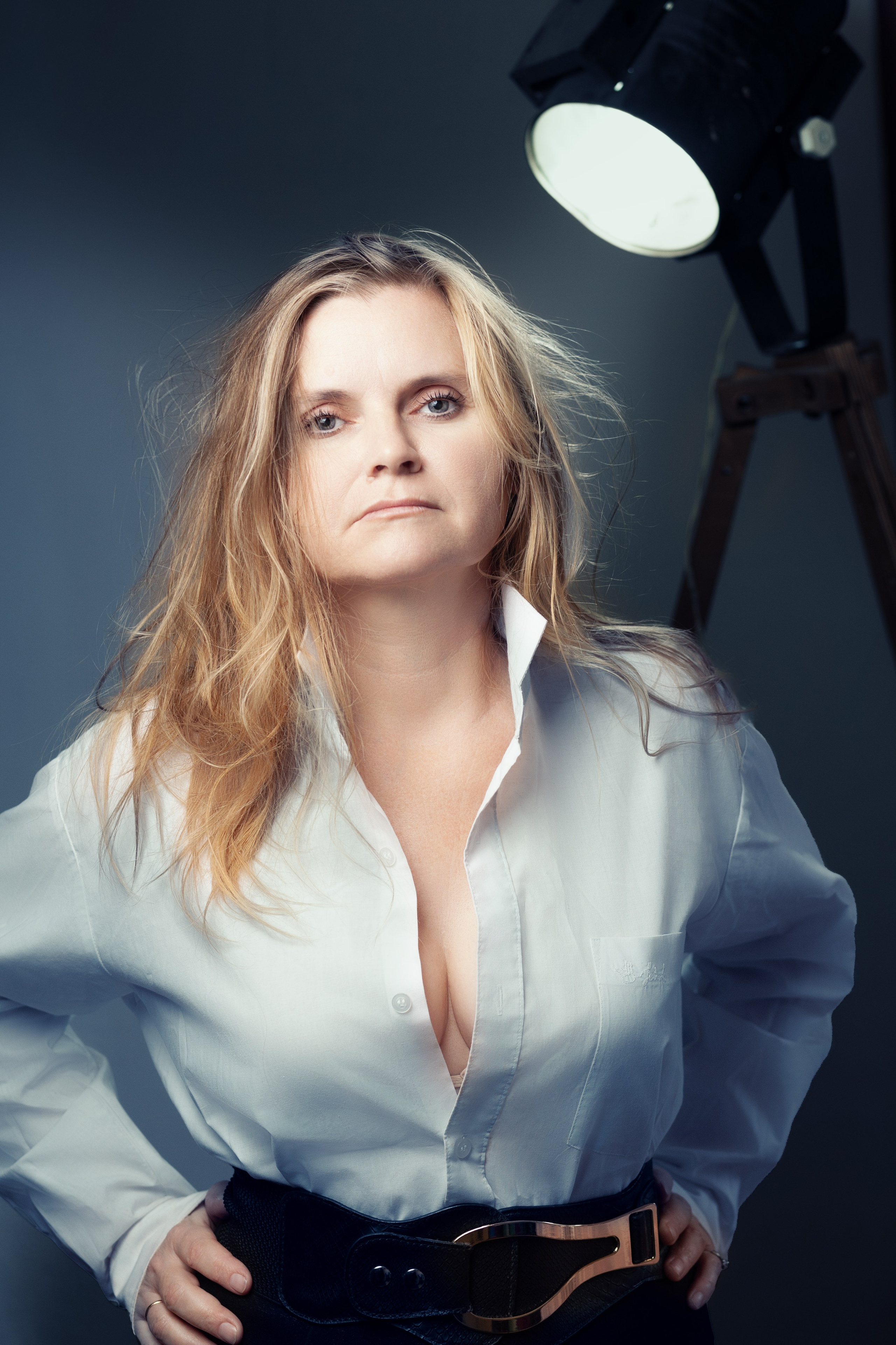 Женский портрет. Блондинка. Сзади светит фонарь