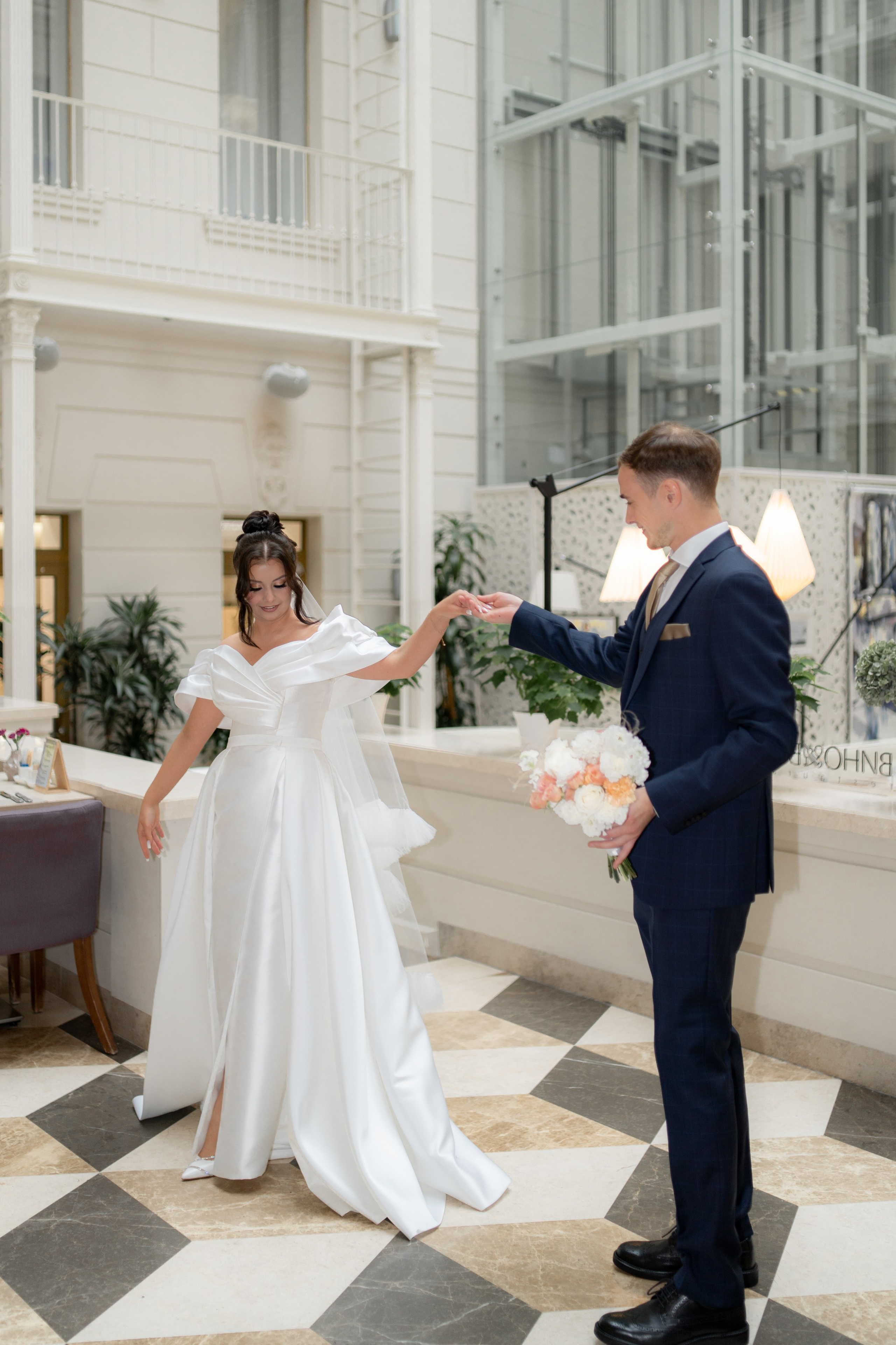 Сборы в отеле Индиго, съемка в Академии художеств, роспись во дворце бракосочетания№ 2 и банкет Нева Холл. Свадебный фотограф Александр Невский в Санкт-Петербурге