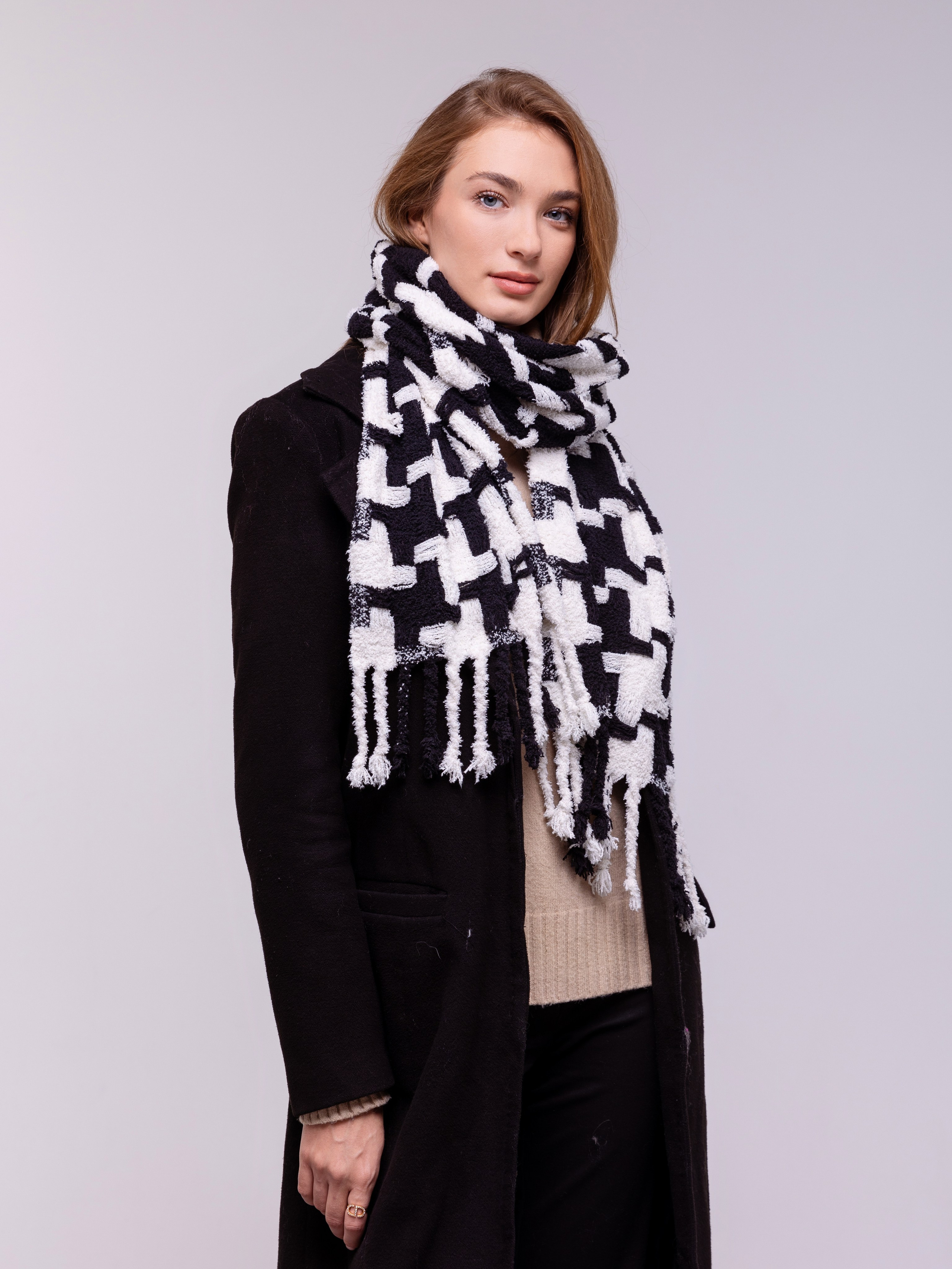 Шарф обвязан вокруг шеи и концы спущены поверх пальто.